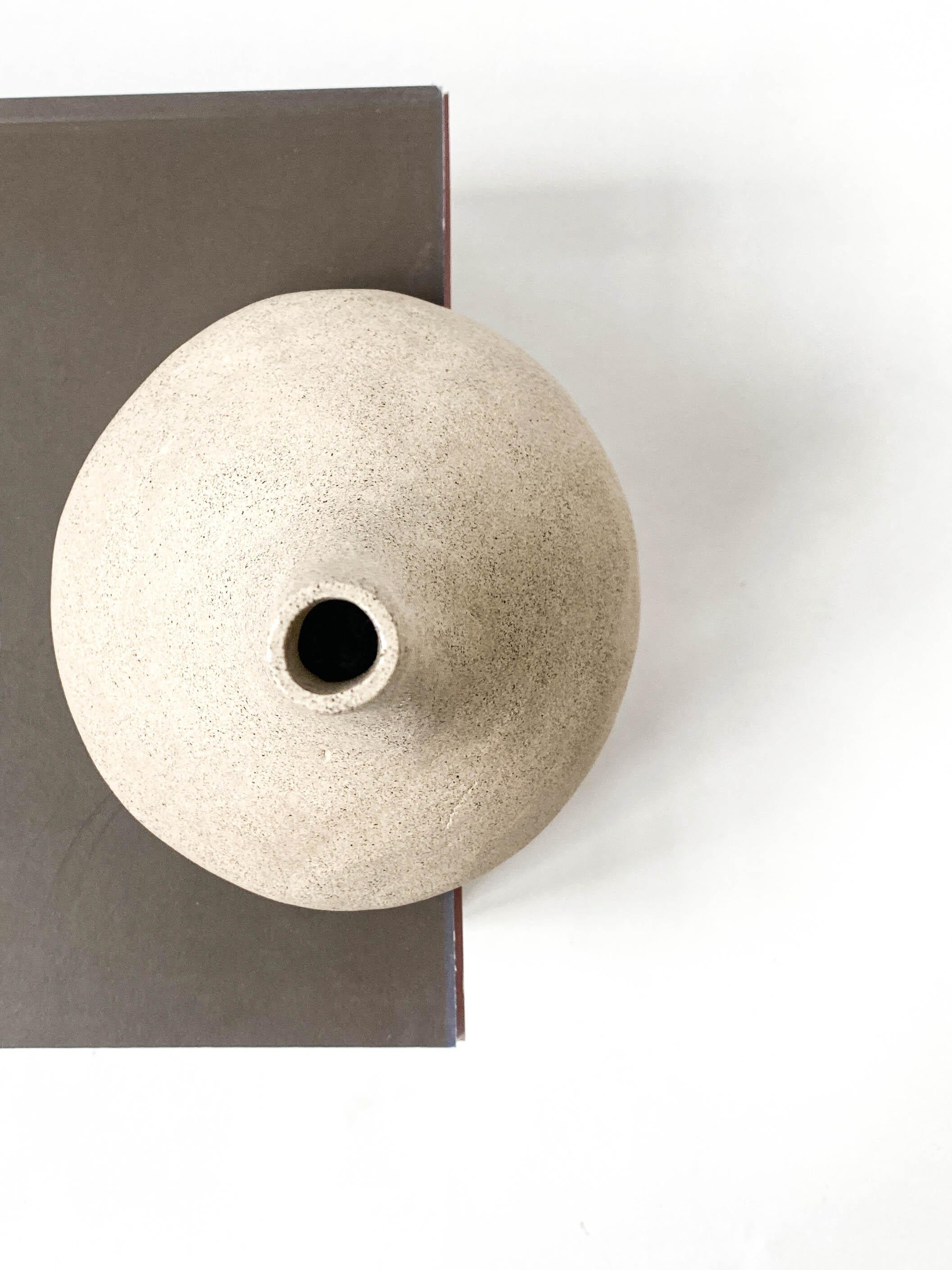 Jarrón de cerámica decorativo On The Edge V de Lillian Tørlen Otro en venta