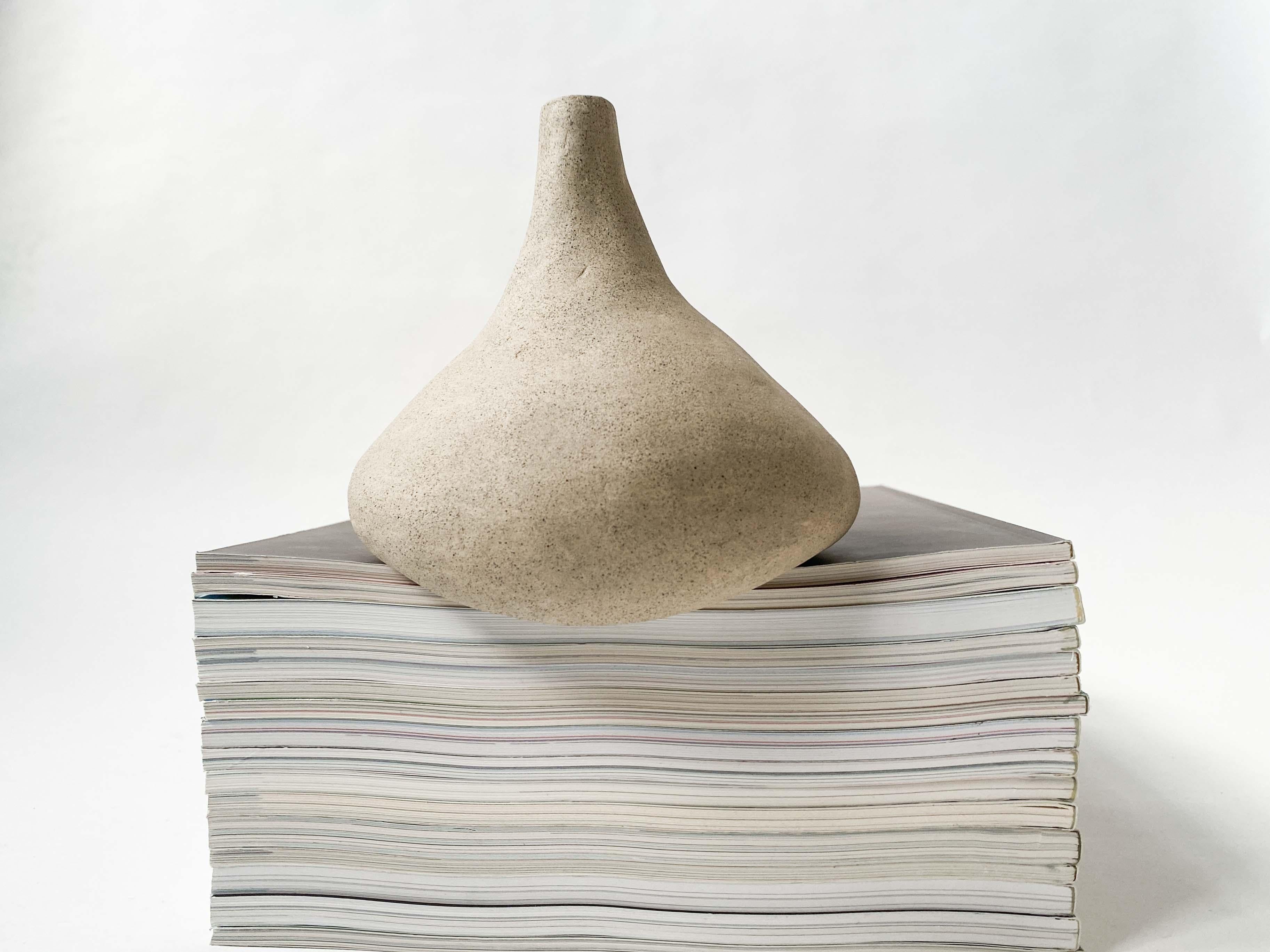 Jarrón de cerámica decorativo On The Edge V de Lillian Tørlen en Nuevo estado para la venta en Geneve, CH