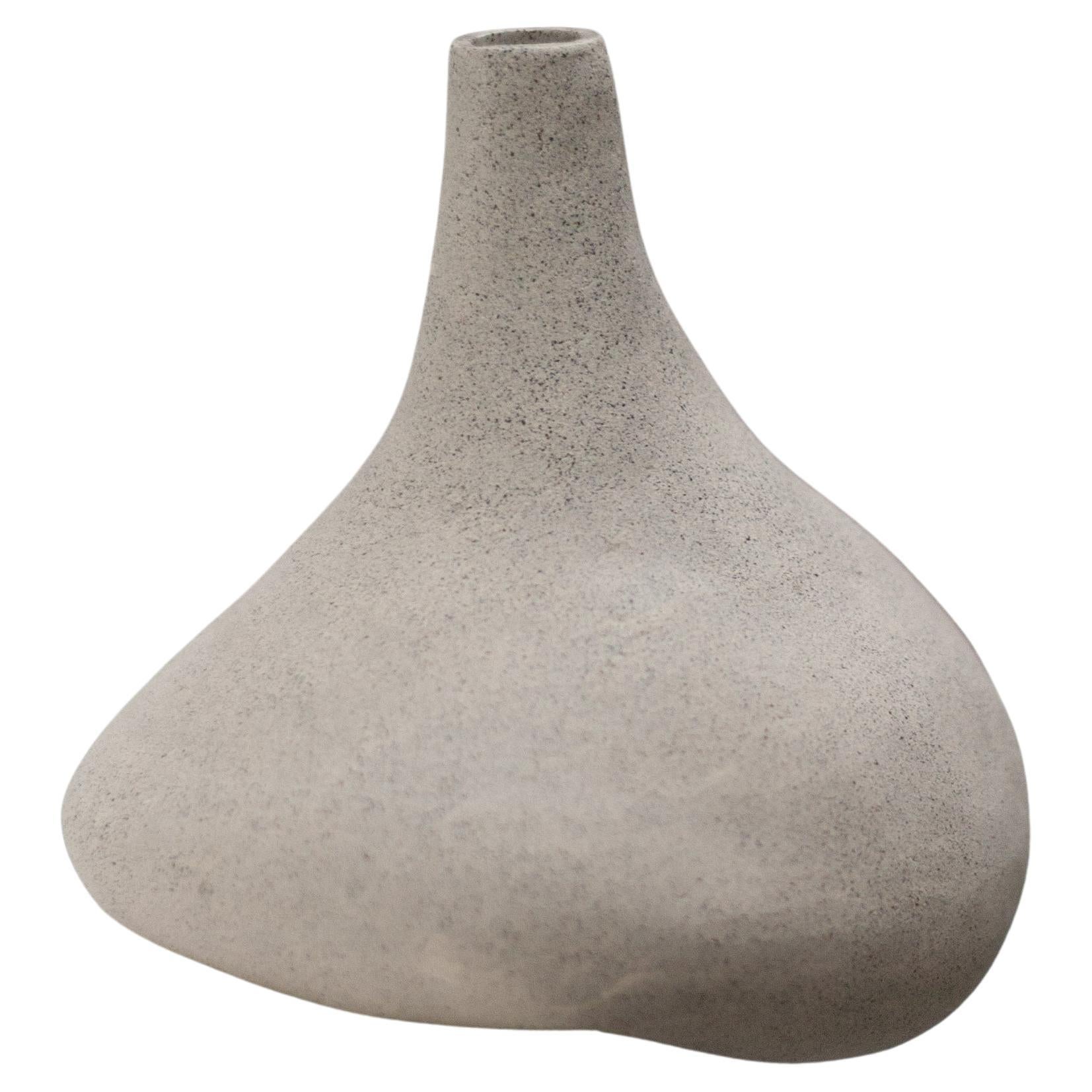 Jarrón de cerámica decorativo On The Edge V de Lillian Tørlen