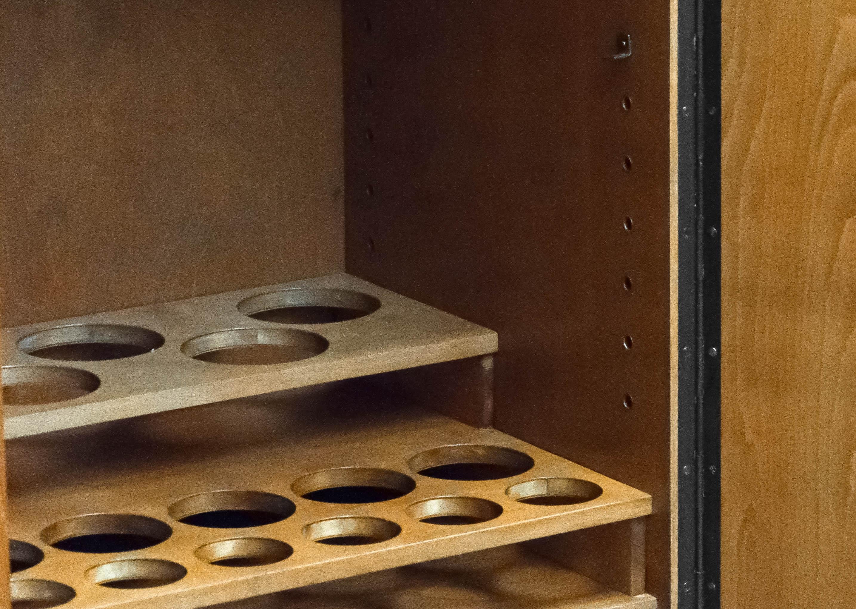 Dry-bar / Cabinet In The Style Of Axel Einar Hjorth For Nordiska Sweden 1940s In Good Condition For Sale In Silvolde, Gelderland