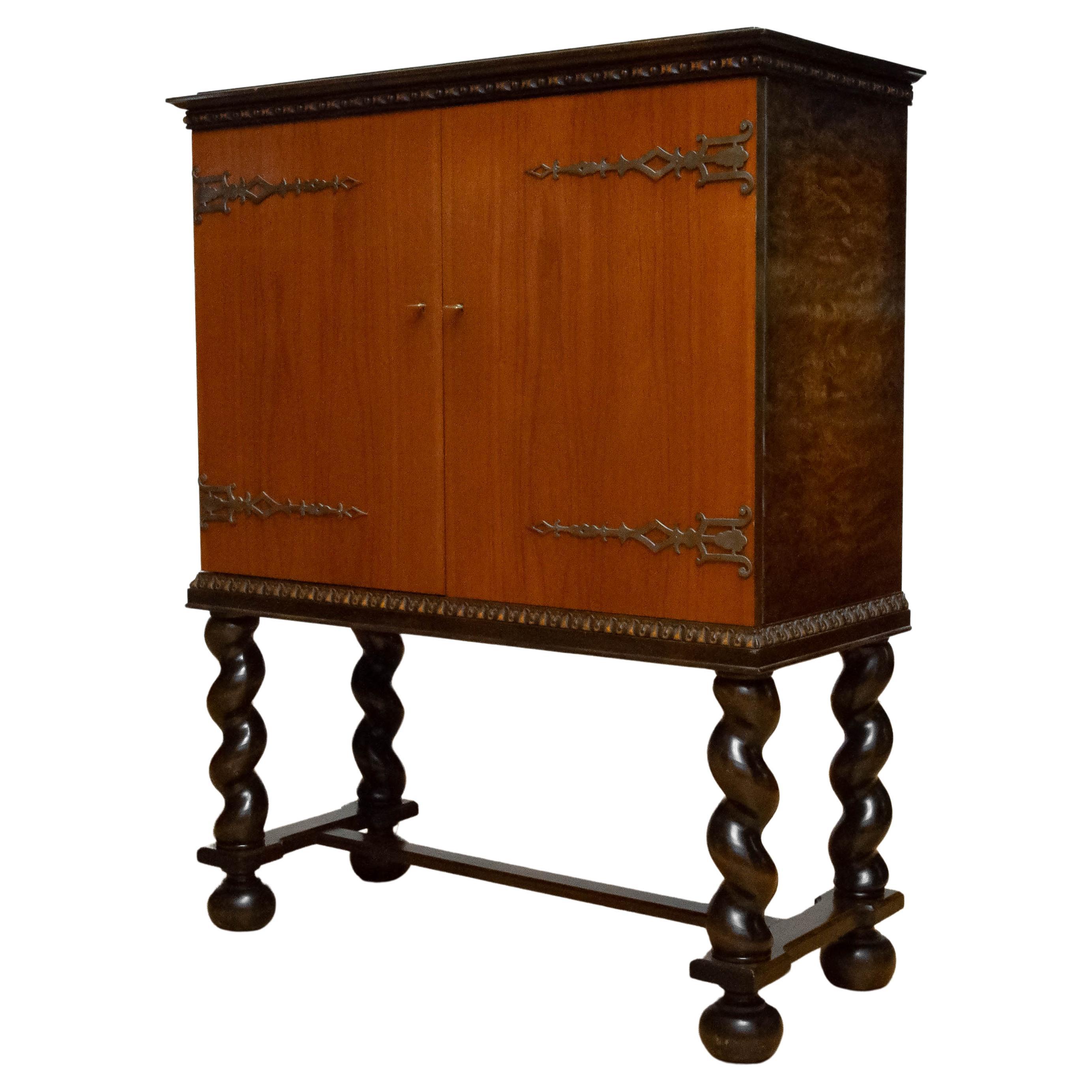 Swedish high quality Grace cabinet / drink cabinet in the style of Axel Einar Hjorth.
Birch combined with teak doors. Both doors are equipped with the original locks, and keys, and are fitted with heavy fittings.
Inside the cabinet are four drawers