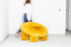 ONA 01: poltrona imbottita dal design scultoreo di En Bruto
