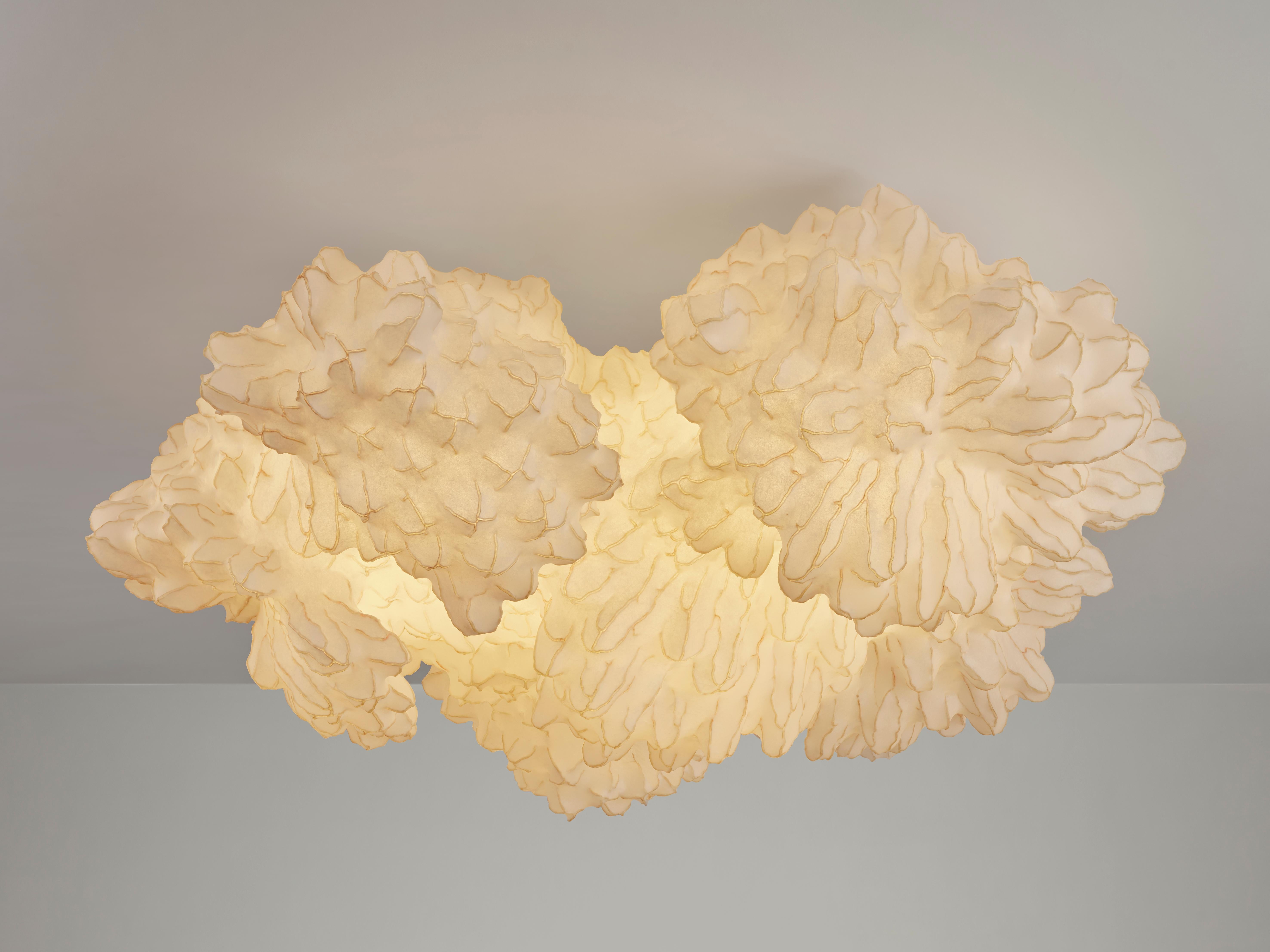 'ONCE' est une sculpture lumineuse de plafond unique qui rappelle les formes biomorphiques. Elle fait partie de la série 
