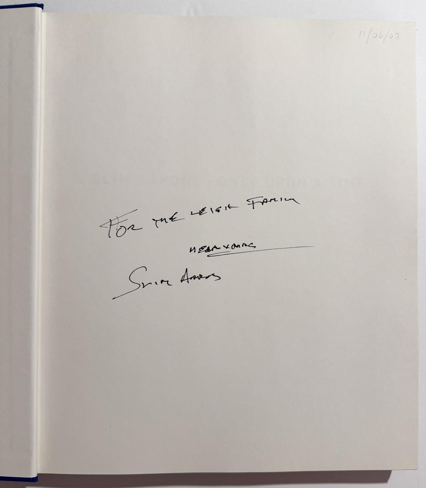 Première édition, premier tirage (la numérotation se terminant par 1) de cette compilation de photographies du célèbre photographe Slim Icones, connu pour ses portraits environnementaux désormais iconiques. Publié en 2003 par Harry N. Harris. Selon