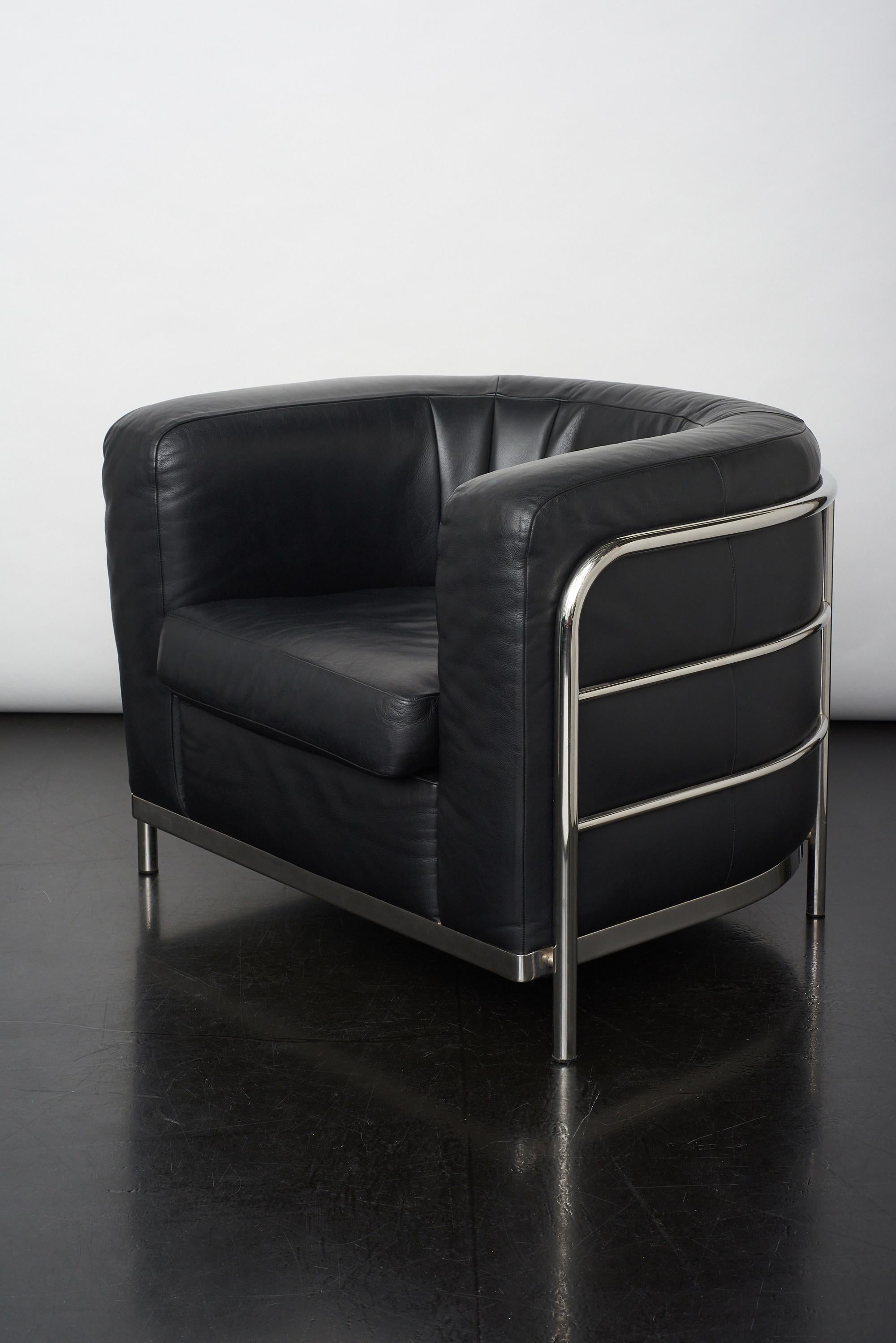 Onda armchair by Zanotta designed by Jonathan De Pas, Donato D'Urbino and Paolo Lomazzi, 1985.
A very elegant and luxurious piece of furniture that will enhance any corner of the house or office.
Supporting structure made of 18/8 stainless steel
