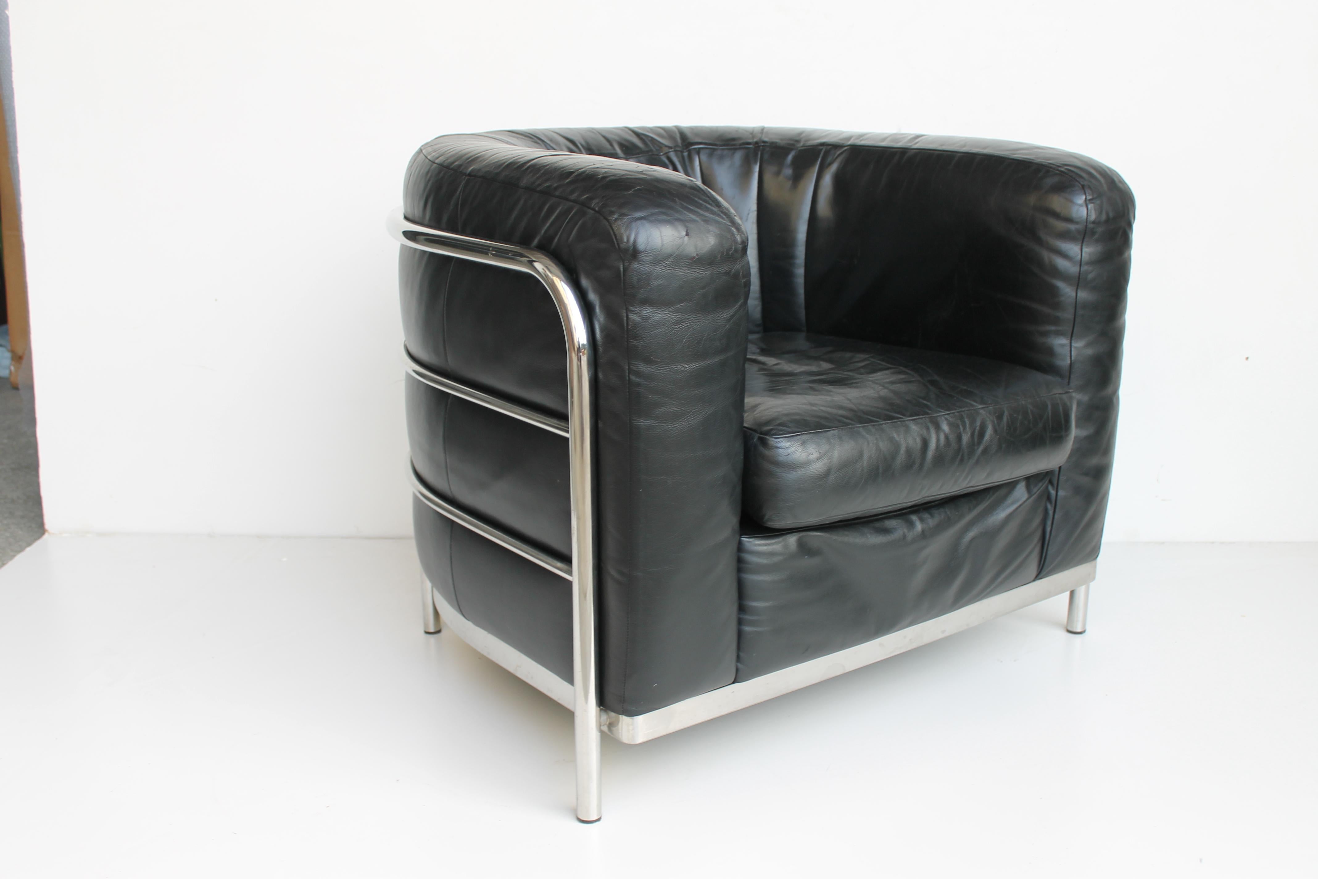 Italian Onda armchair in black leather designed by Jonathan de Pas, Donato D’Urbino and Paolo Lomazzi in 1985 for Zanotta. Stel metal structure and feet. Labelled by Zanotta Italy.
   