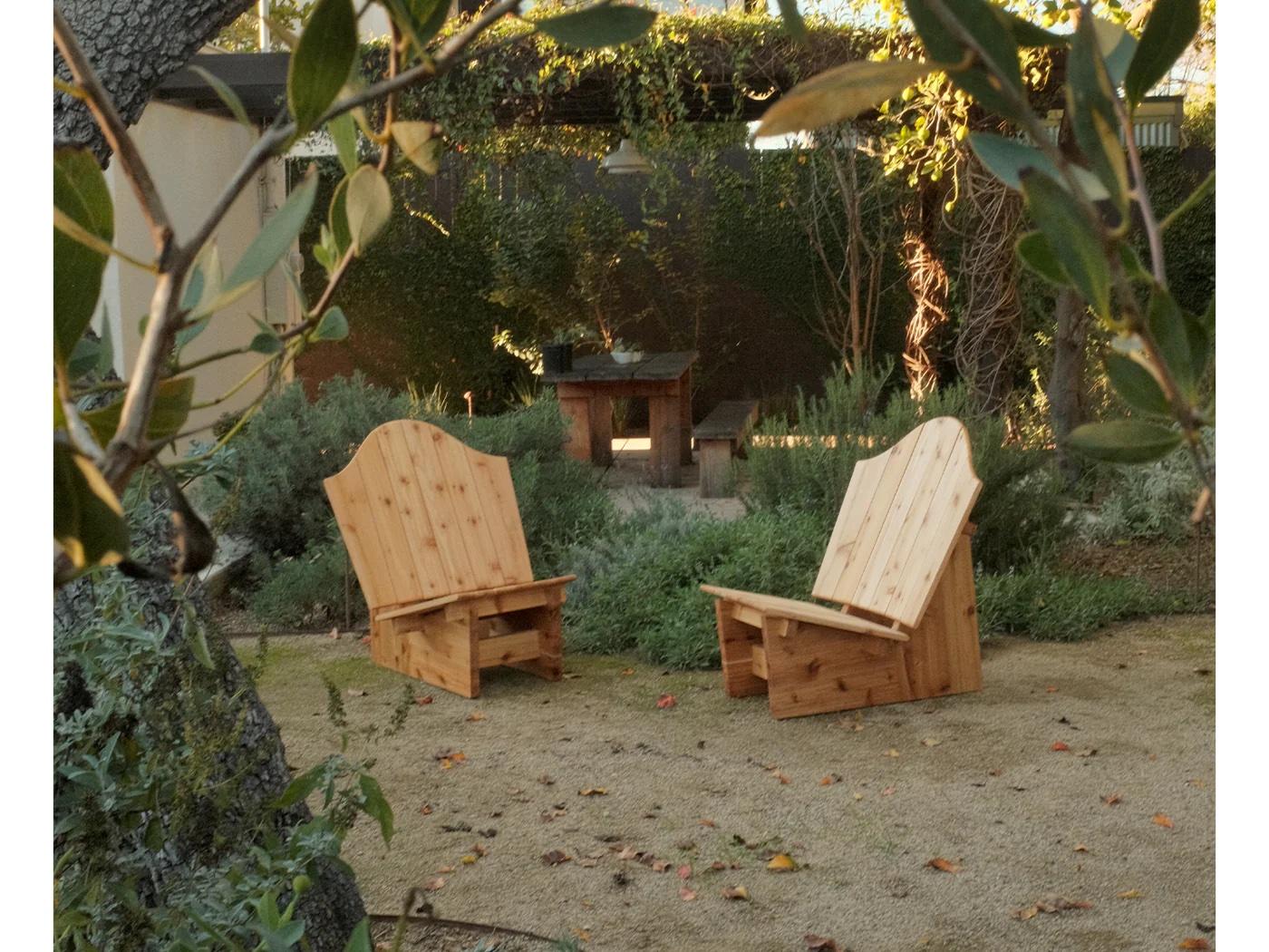 The Onda chair is striking on its own, but a set forms a sculptural wave motif to create even more visual impact. The Onda chair references the tranquility of nature and Japanese construction techniques. 