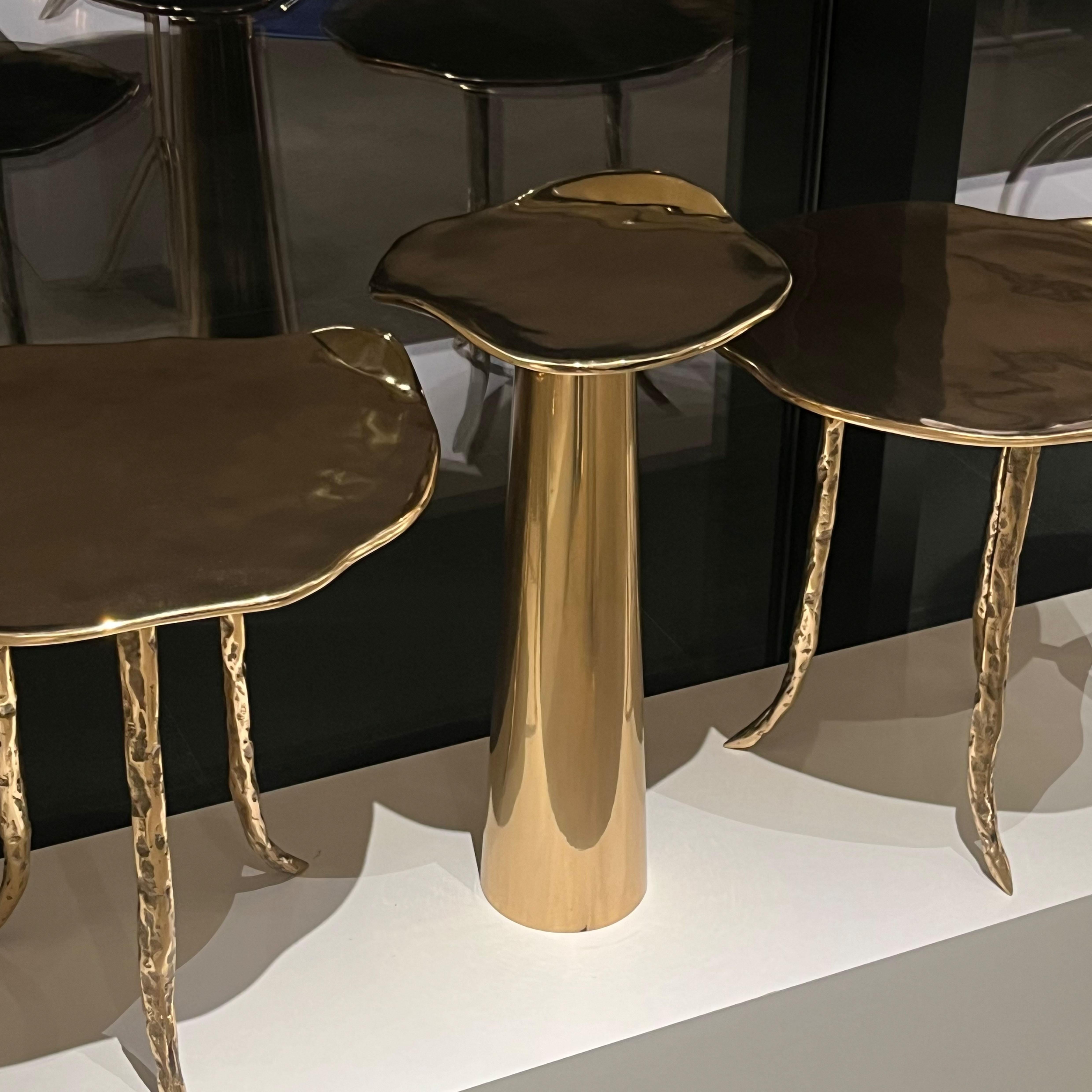 Mit ihren geschwungenen und skulpturalen Strukturen sind die Tische von Onda auf Qualität und Robustheit ausgelegt. Jedes Stück wird in Zusammenarbeit mit unseren talentierten Handwerkern in sorgfältiger Handarbeit aus Bronze gefertigt.

Bei der