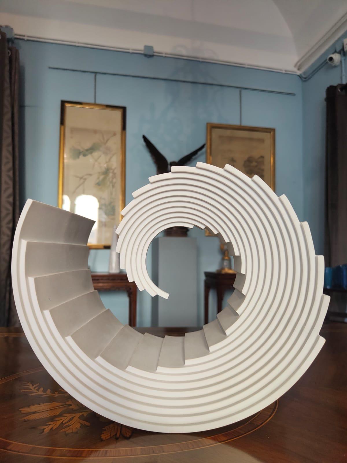 Marcello Morandini est né le 15 mai 1940 à Mantova. 
Il étudie à l'Accademia di belle arti di Brera a Milano et commence à travailler comme designer pour une industrie et comme graphiste pour un studio professionnel. Innumerevoli le sue opere che