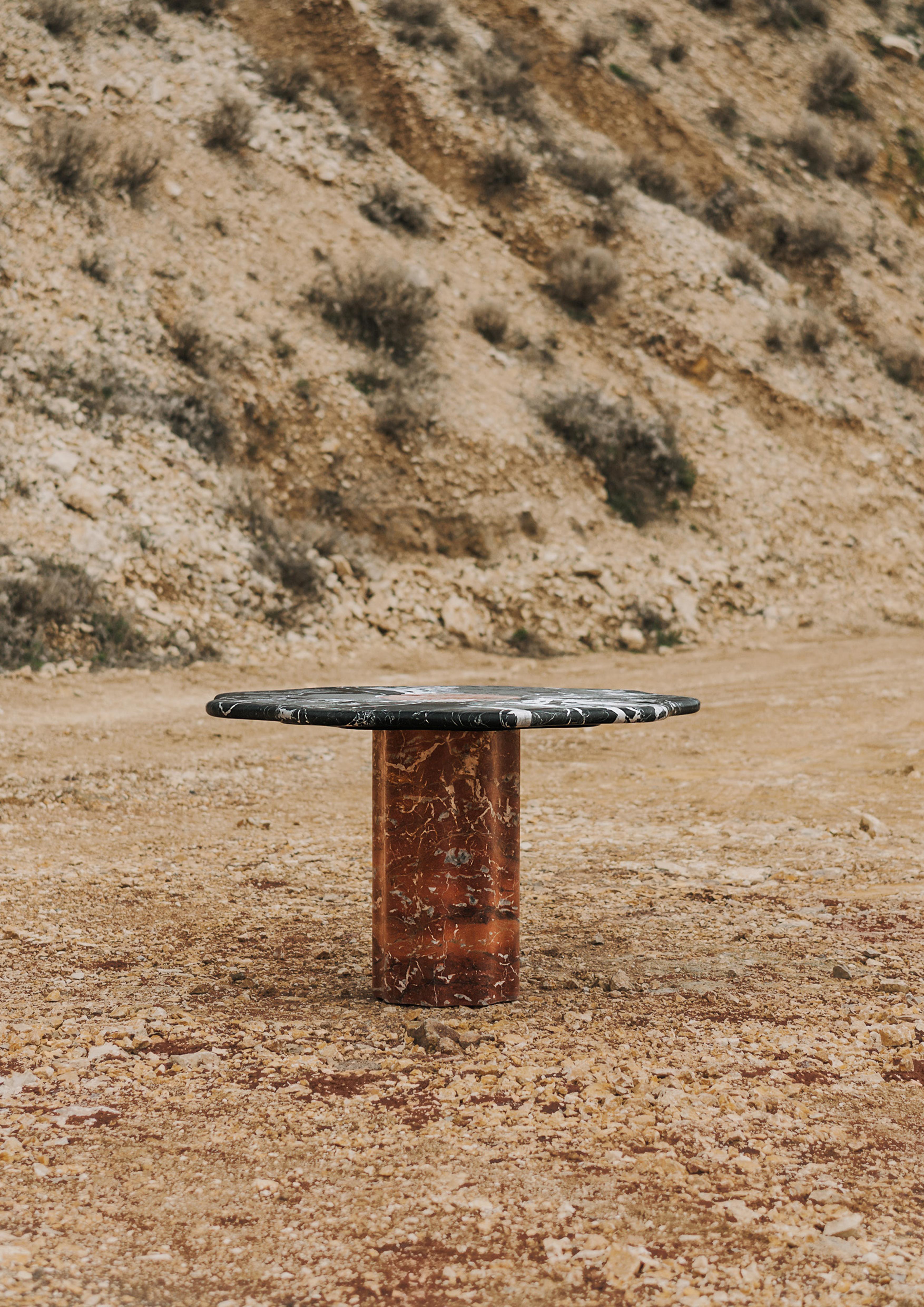 Tavolo da pranzo Onda di Marmi Serafini
Creato da Greg Natale
Dimensioni: D. 130 x H. 75 cm
Materiali: Marmo
Disponibile in altri marmi. I prezzi possono variare a seconda della scelta del marmo.

Marmi Serafini si trova in una piccola città