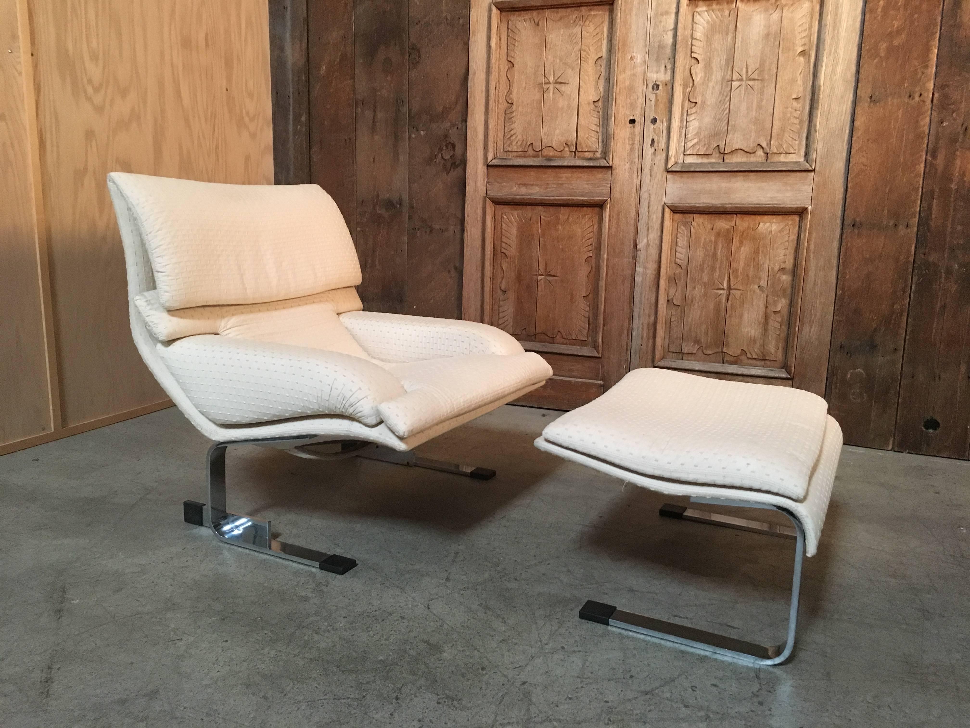 Giovanni Offredi designed these comfortable lounge chairs as part of his Onda Series for Saporiti. The chrome is in very good condition with the original fabric 
 The ottoman is 20.5 deep by 27.5 wide by 15.5 high.