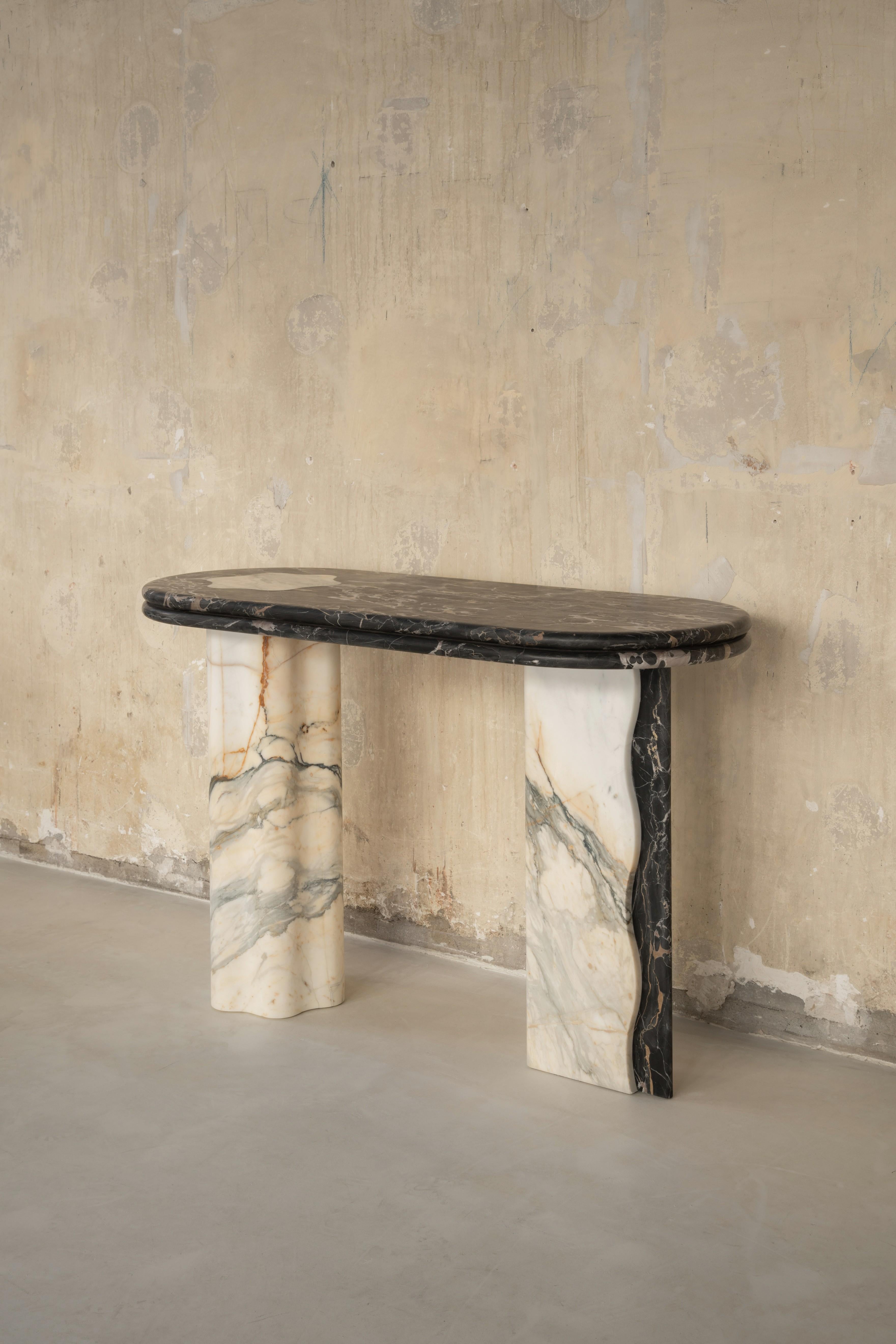 The Onda design is best interpreted as a harmonious balance of Greco-Roman architecture and luxurious modern intention. By referencing Doric Columns from Antiquity, Natale focused on the strength and security these motifs presented in historical