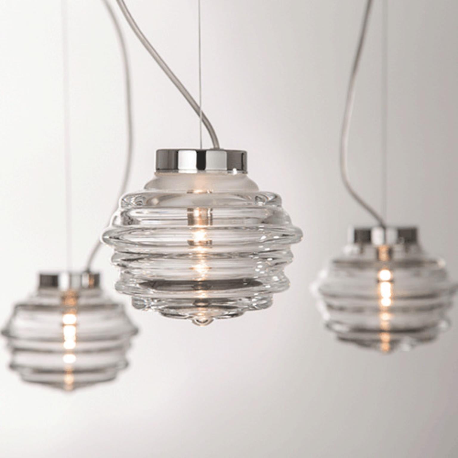 Lampada a sospensione Onda ONDSOMSM di Mazzega 1946
Dimensioni: D. A. 17 x H. 150 cm.
Materiali: Telaio: Cromo lucido.
Diffusore: Cristallo trasparente.
Peso: 1.5 Kg. 

Gettando un sasso nel lago, le onde si propagano naturalmente dal centro