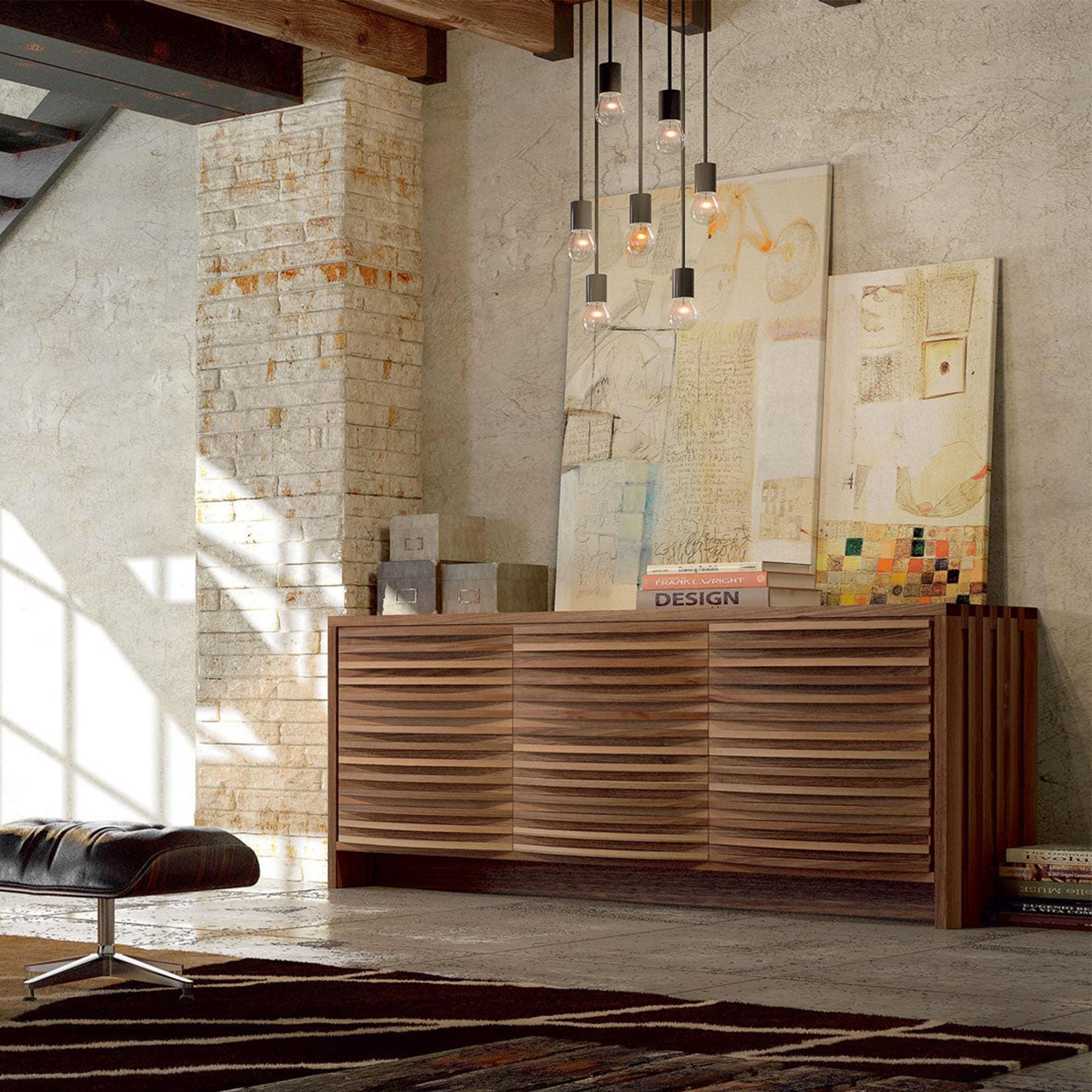 Aparador Onda by Dale Italia
Dimensiones: P 52/56 x An 188 x Al 79 cm.
Materiales: Nogal y cristal.

Marco de nogal Canaletto macizo. Disponible en versión de tres puertas con dos compartimentos interiores y estantes de cristal. Disponible en