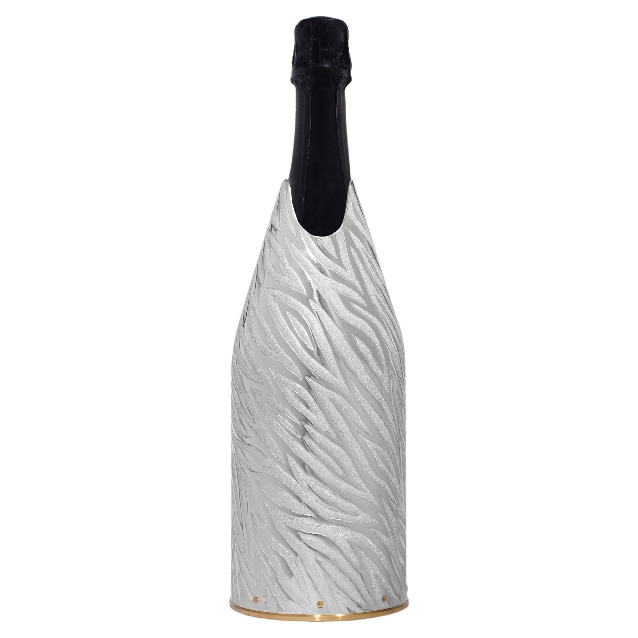 Our bottle champagne k-Over Onda belongs to our Nature collection
 
This  K-Over has been handcrafted by Marco Fedi, a Florentine master goldsmith.
The techniques used for this K-Over are engraving and chiseling. The production process took a few