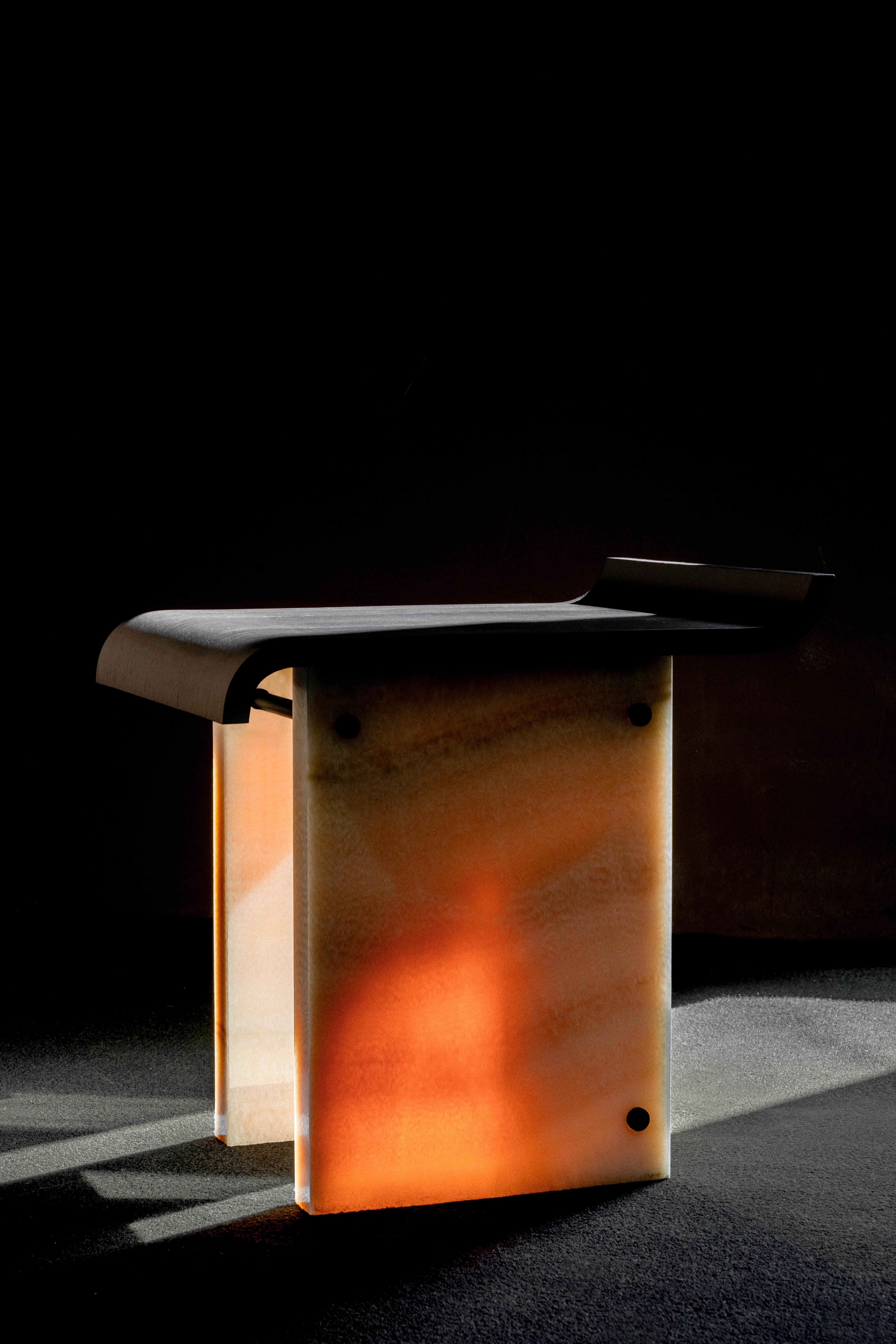 Onda Hocker von Studio Daniel K
Abmessungen: B 39 x T 49 x H 49 cm.
MATERIALIEN: Honig-Onyx, geräucherter Eukalyptus, lackierter Stahl. 

Der Hocker Onda ist Teil der Antechamber Collection'S von StudioDanielK. Mit einem Holzsitz, der einer Welle