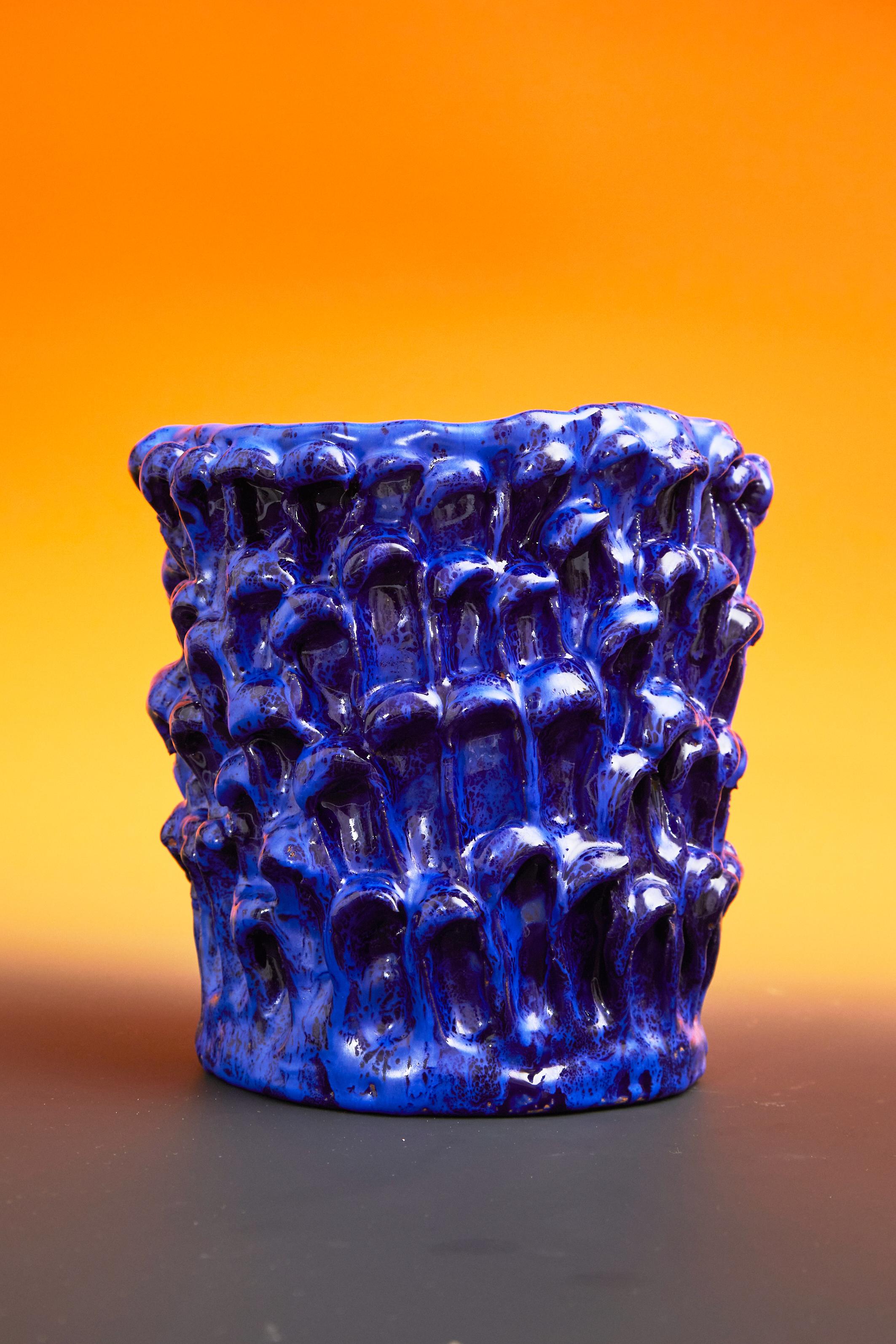 Onda Vase in Egyptian and Izmir Blue 01/20 numbered serie
Unique Handmade Piece
Glazed earthenware by Daria Dazzan
Earthenware, glazes
18 X 20 cm ab.

Handmade earthenware vase by Daria Dazzan, unique piece, numbered.
Daria Dazzan develops her