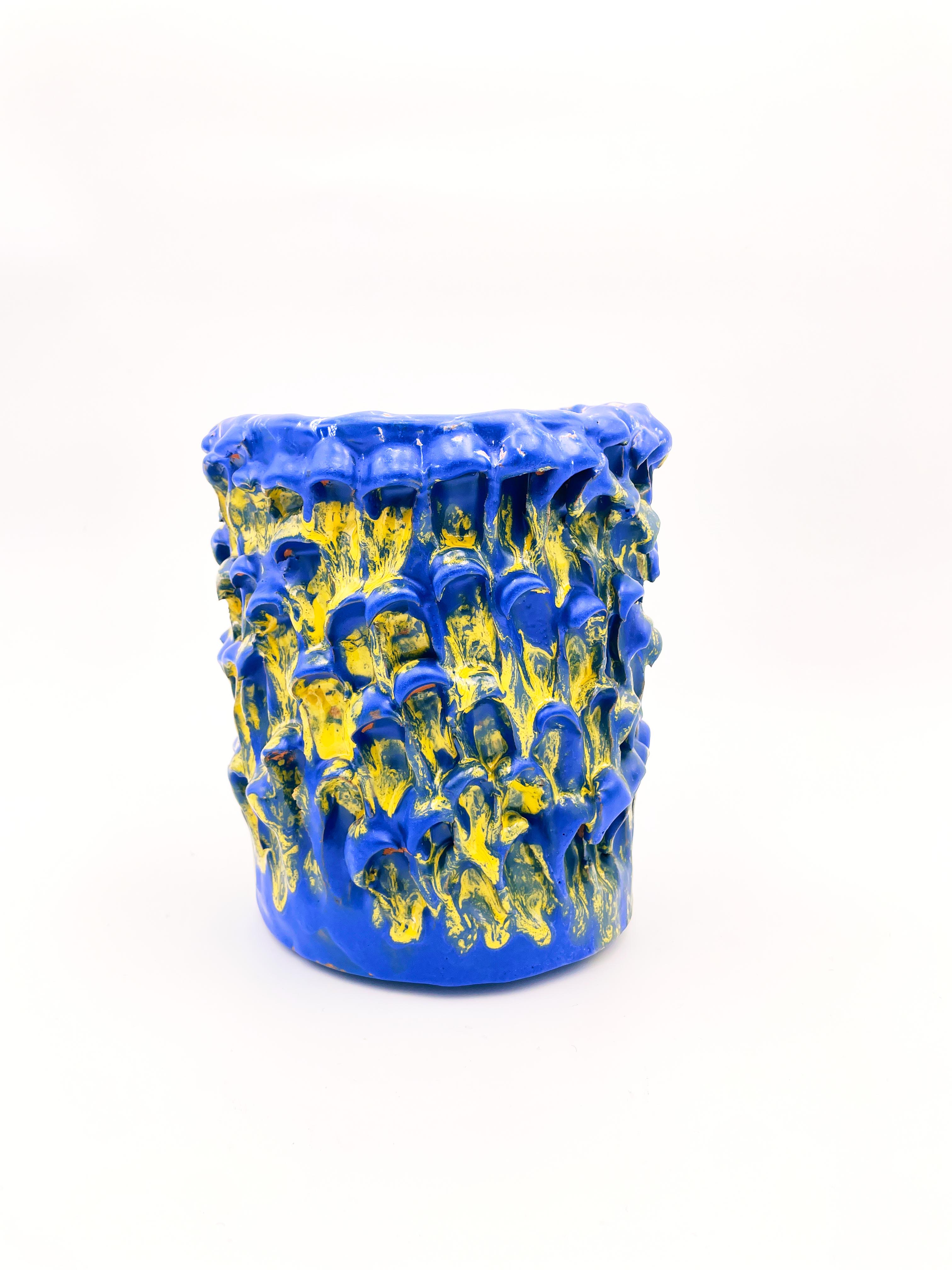 Vase Onda en bleu égyptien et jaune tournesol 01 /20 série numérotée
Pièce unique faite à la main
Faïence émaillée de Daria Dazzan
Faïence, émaux
18 X 20 cm ab.

Vase en faïence fait à la main par Daria Dazzan, pièce unique, numérotée.
Daria Dazzan