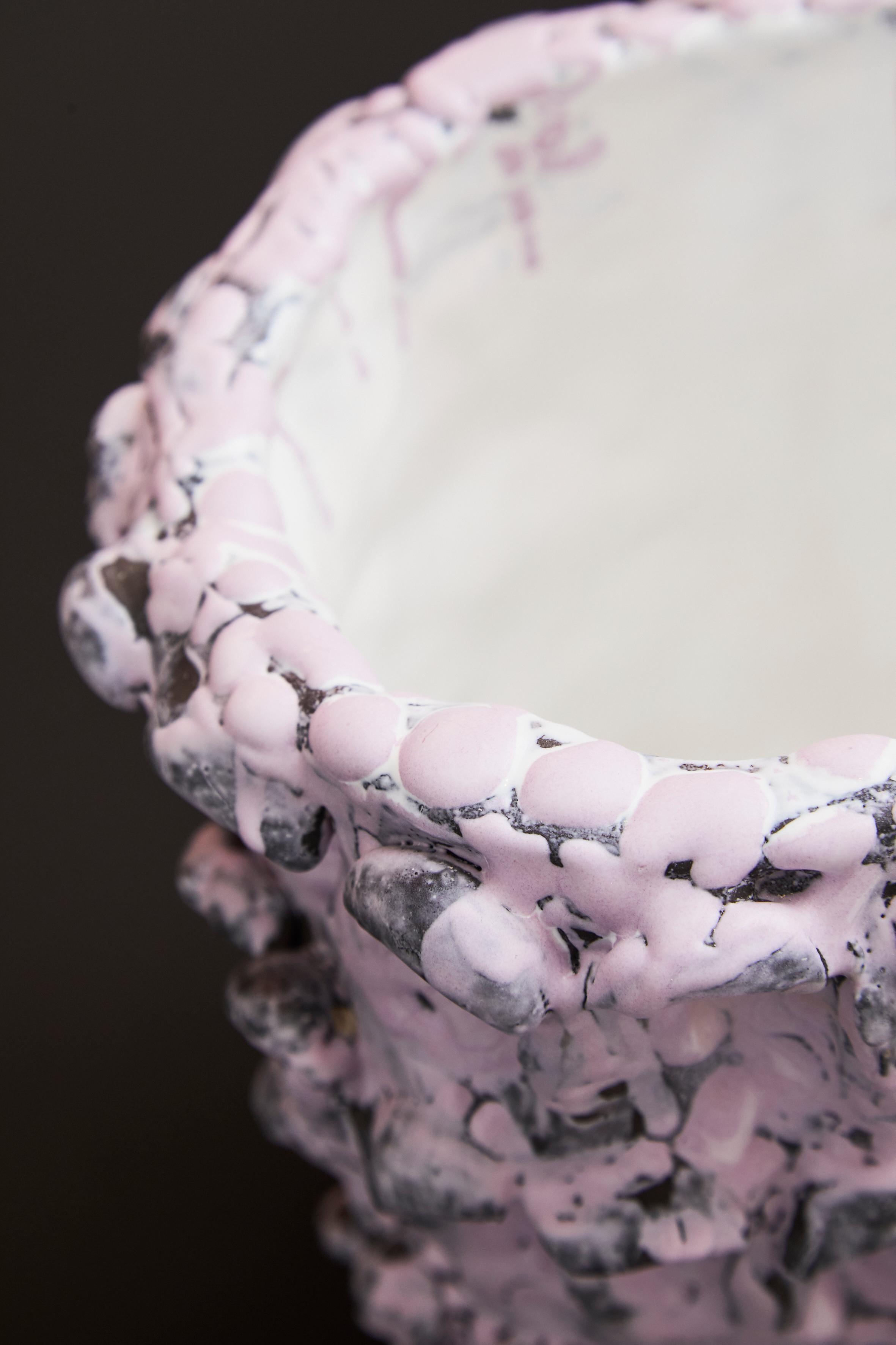 Onda vase in lilac bubble & opaque black 01 /20 numbered serie
Unique Handmade Piece
Glazed earthenware by Daria Dazzan
Earthenware, glazes
19 X 22 cm ab.

Handmade earthenware vase by Daria Dazzan, unique piece, numbered.
Daria Dazzan
