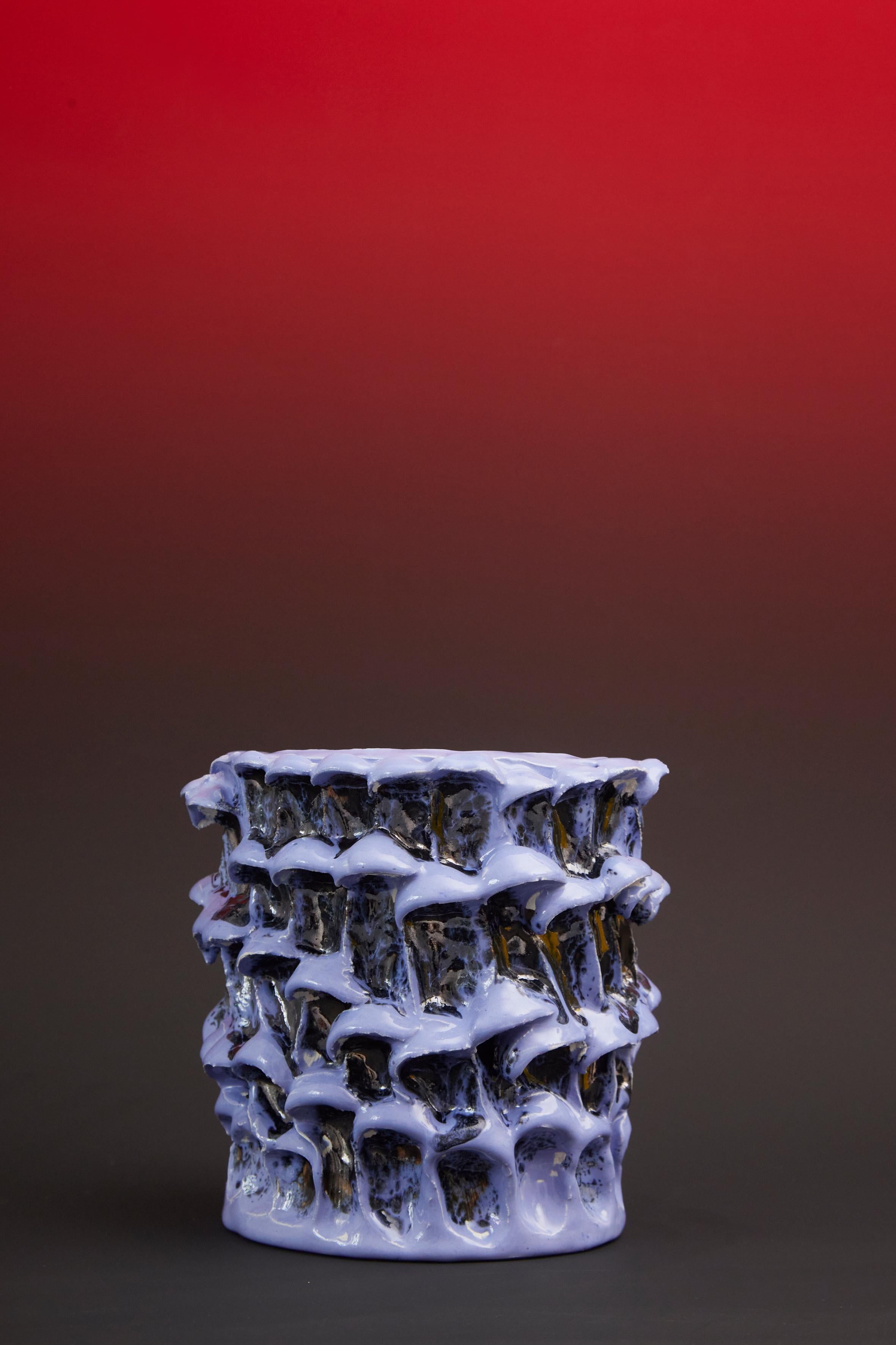 Onda Vase, klein, in Metallic Lavendel n. 01 / 20 nummerierte Serie
Einzigartiges handgefertigtes Stück
Glasiertes Steingut von Daria Dazzan
Steingut, Glasuren
17 X 18 cm ab.

Handgefertigte Steingutvase von Daria Dazzan, Einzelstück,