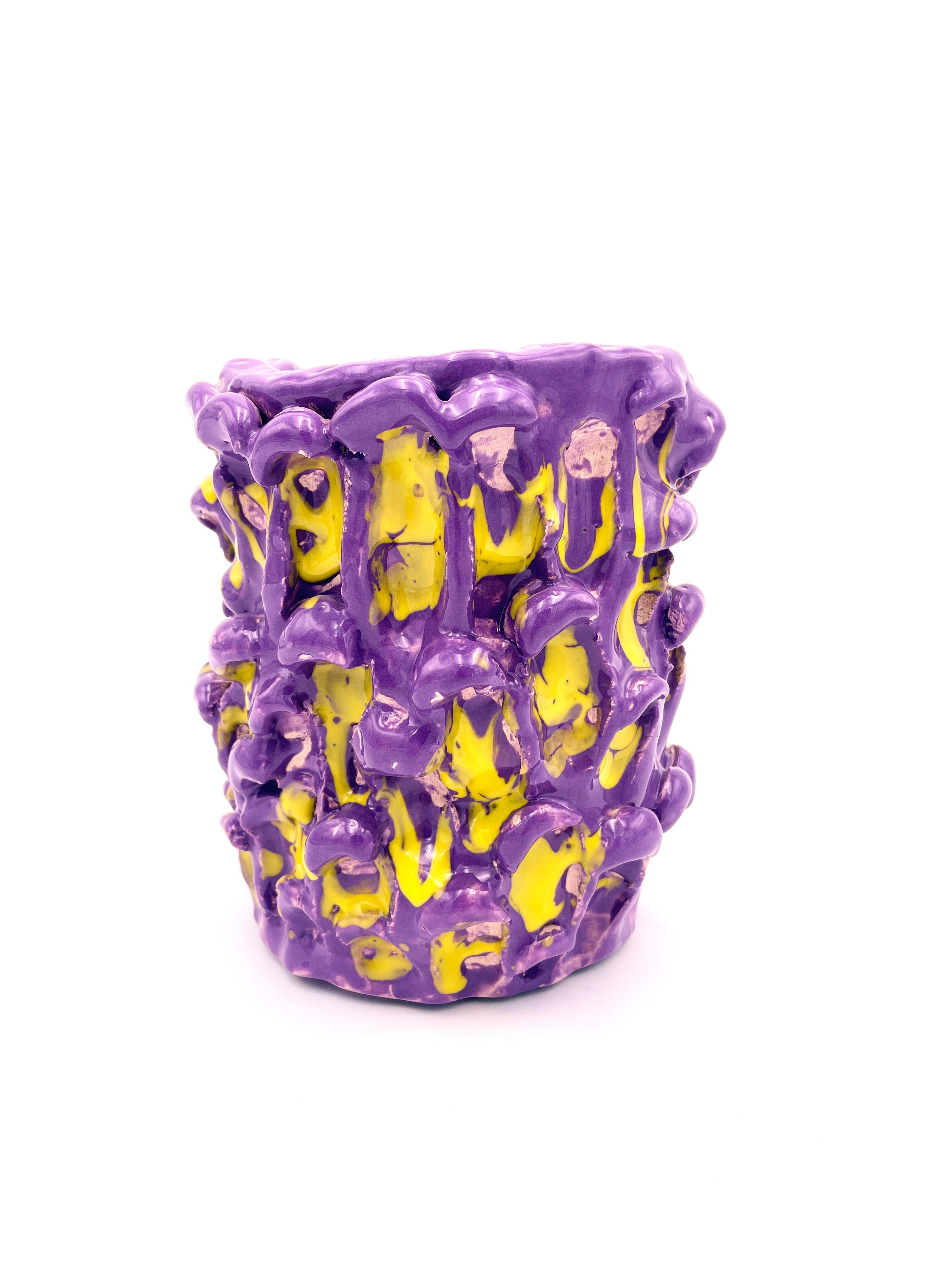 Vase Onda en velours violet et jaune citron 01 / 20 série numérotée
Pièce unique faite à la main
Faïence émaillée de Daria Dazzan
Faïence, émaux
18 X 16 cm ab.

Vase en faïence fait à la main par Daria Dazzan, pièce unique, numérotée.
Daria