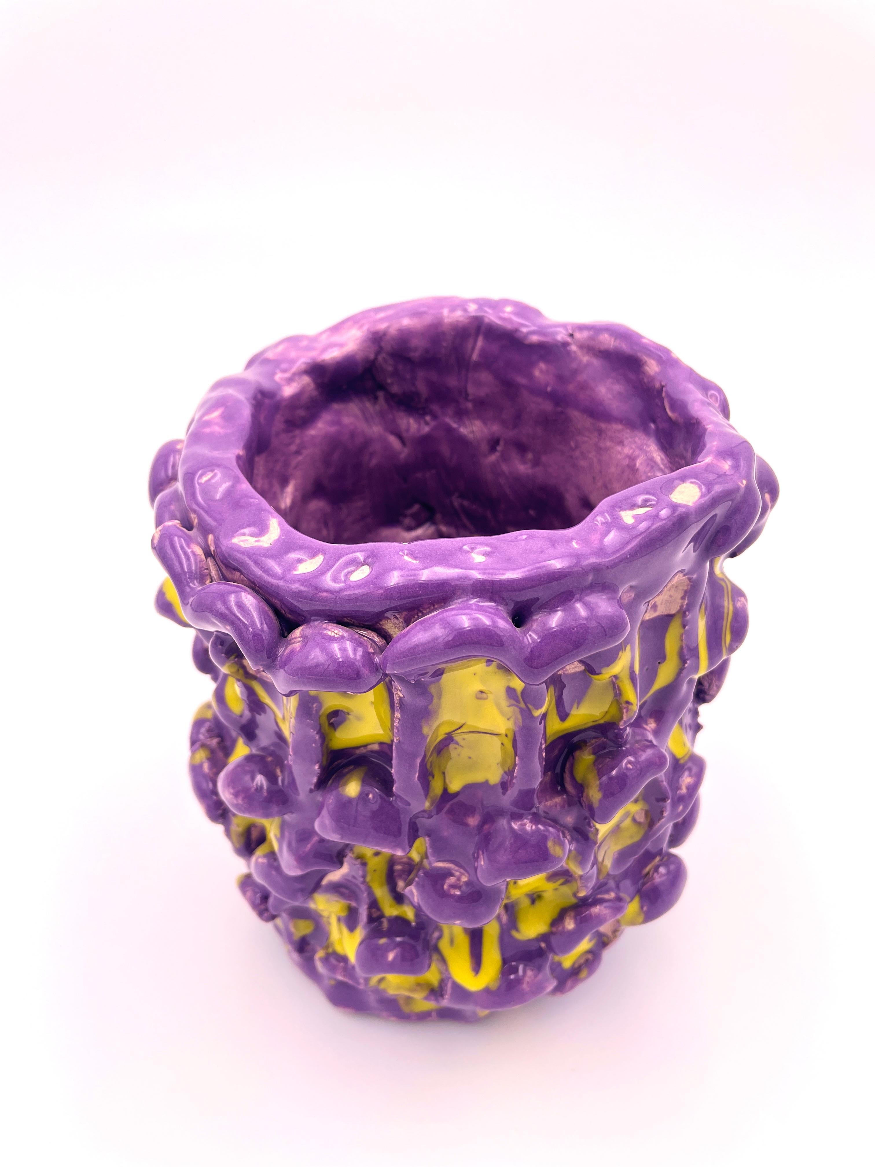 Organique Vase Onda, velours violet et jaune citron 01 en vente