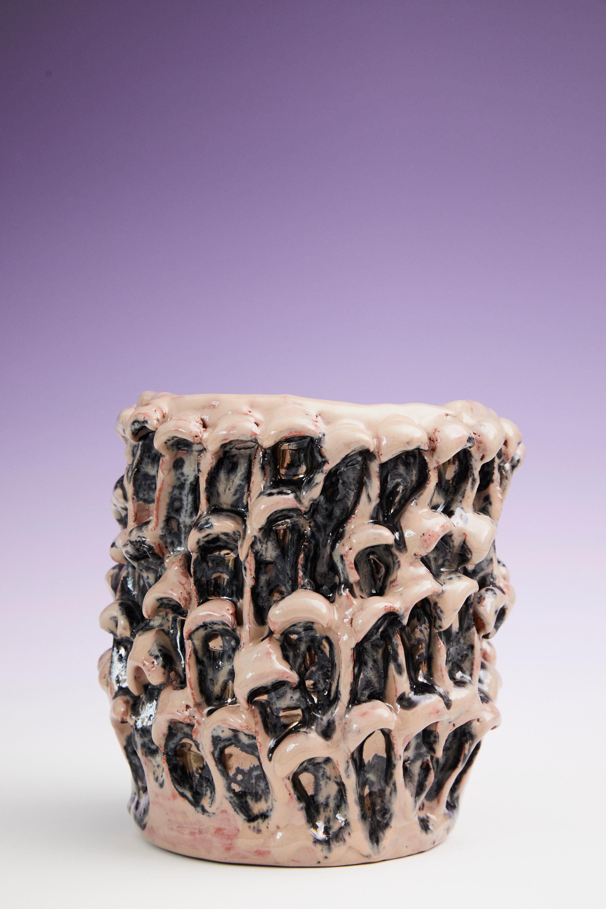Onda Vase in metallischem Mineralbusch 01 / 20 nummerierte Serie
Einzigartiges handgefertigtes Stück
Glasiertes Steingut von Daria Dazzan
Steingut, Glasuren
Maße: 17 X 21 cm ab.

Handgefertigte Steingutvase von Daria Dazzan, Einzelstück,