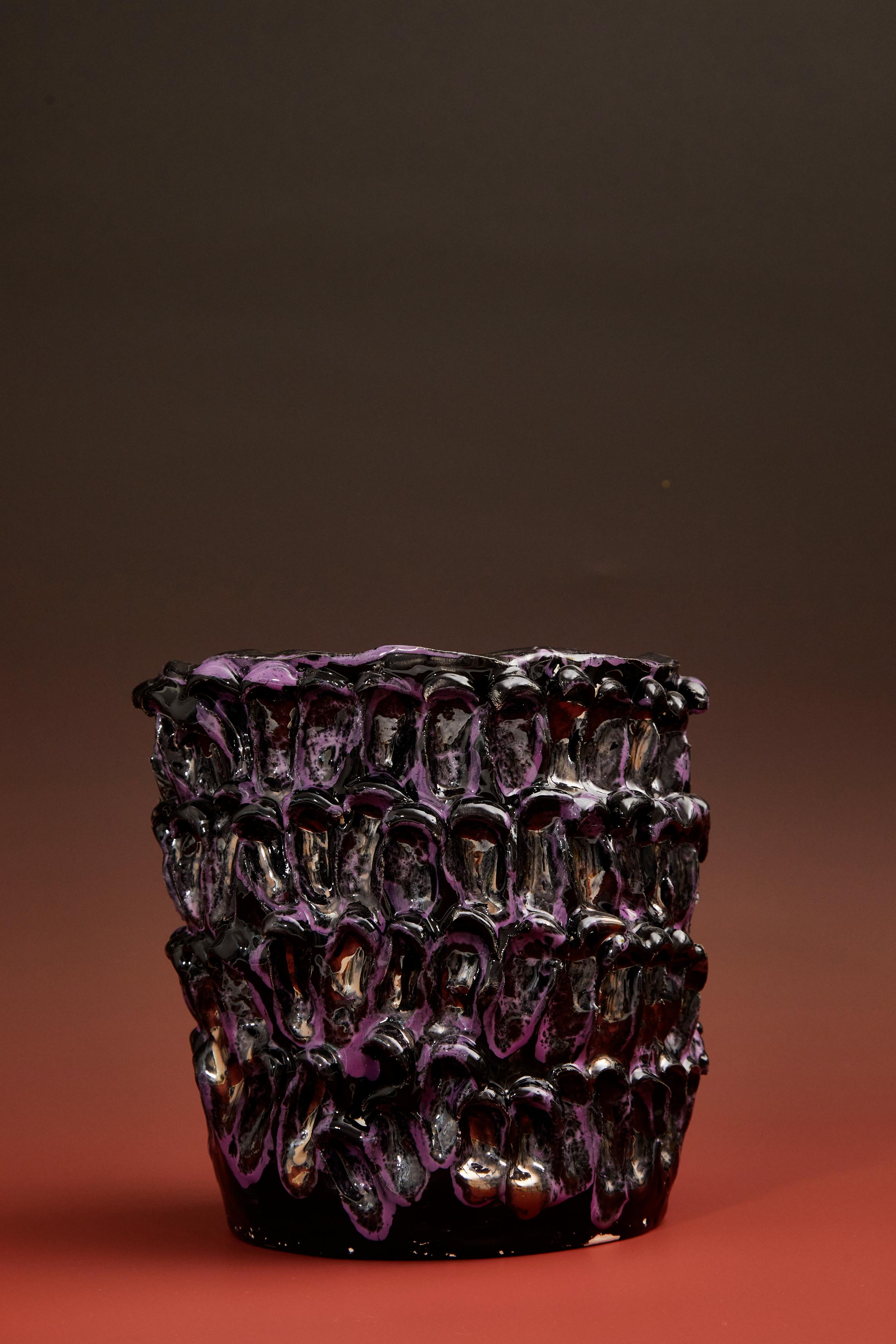 Onda vase in metallic purple and black n. 01 / 20 numbered serie
Unique Handmade Piece
Glazed earthenware by Daria Dazzan
Earthenware, glazes
21 X 21 cm ab.

Handmade earthenware vase by Daria Dazzan, unique piece, numbered.
Daria Dazzan