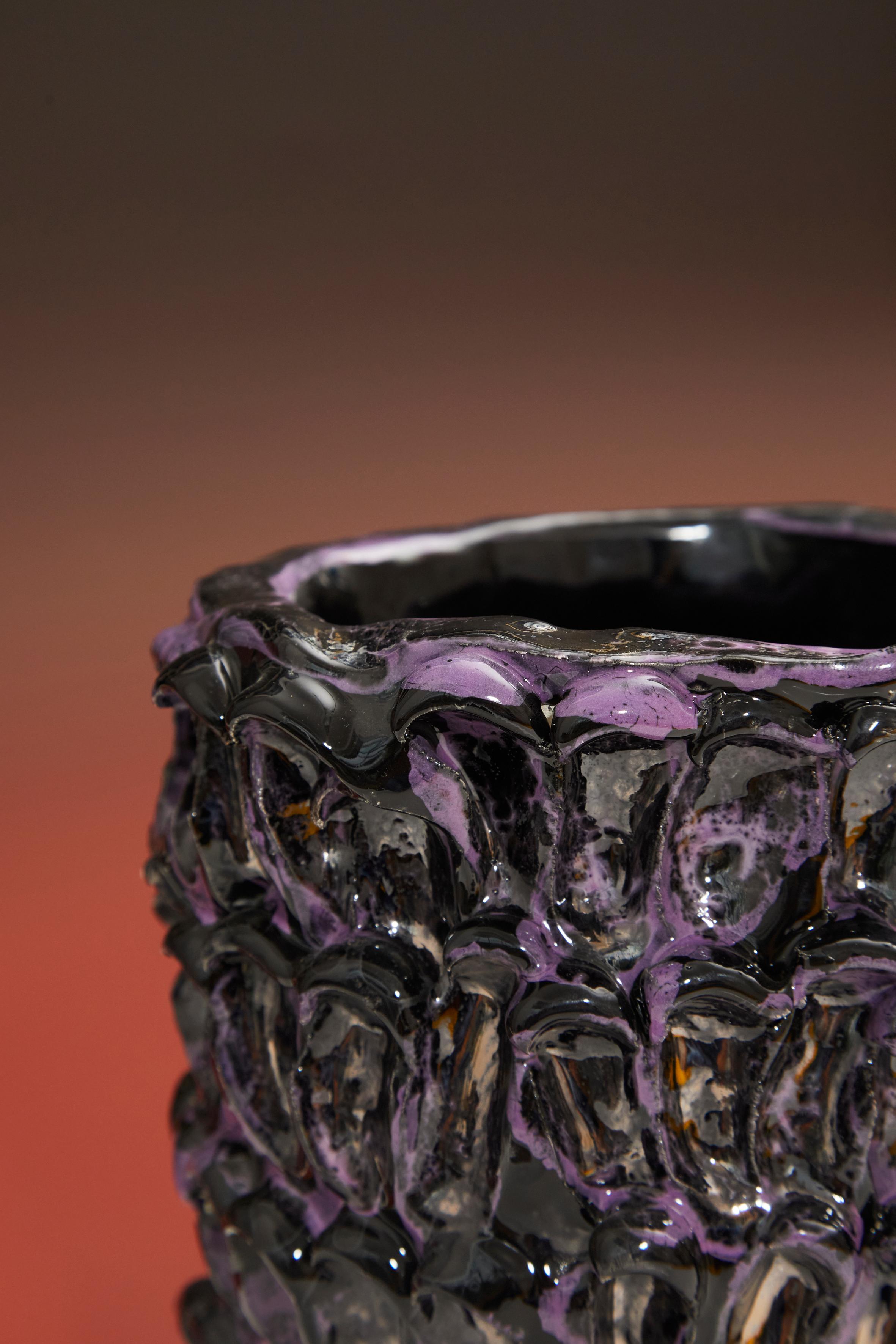 Italiano Vaso Onda, viola metallizzato e nero 01 in vendita