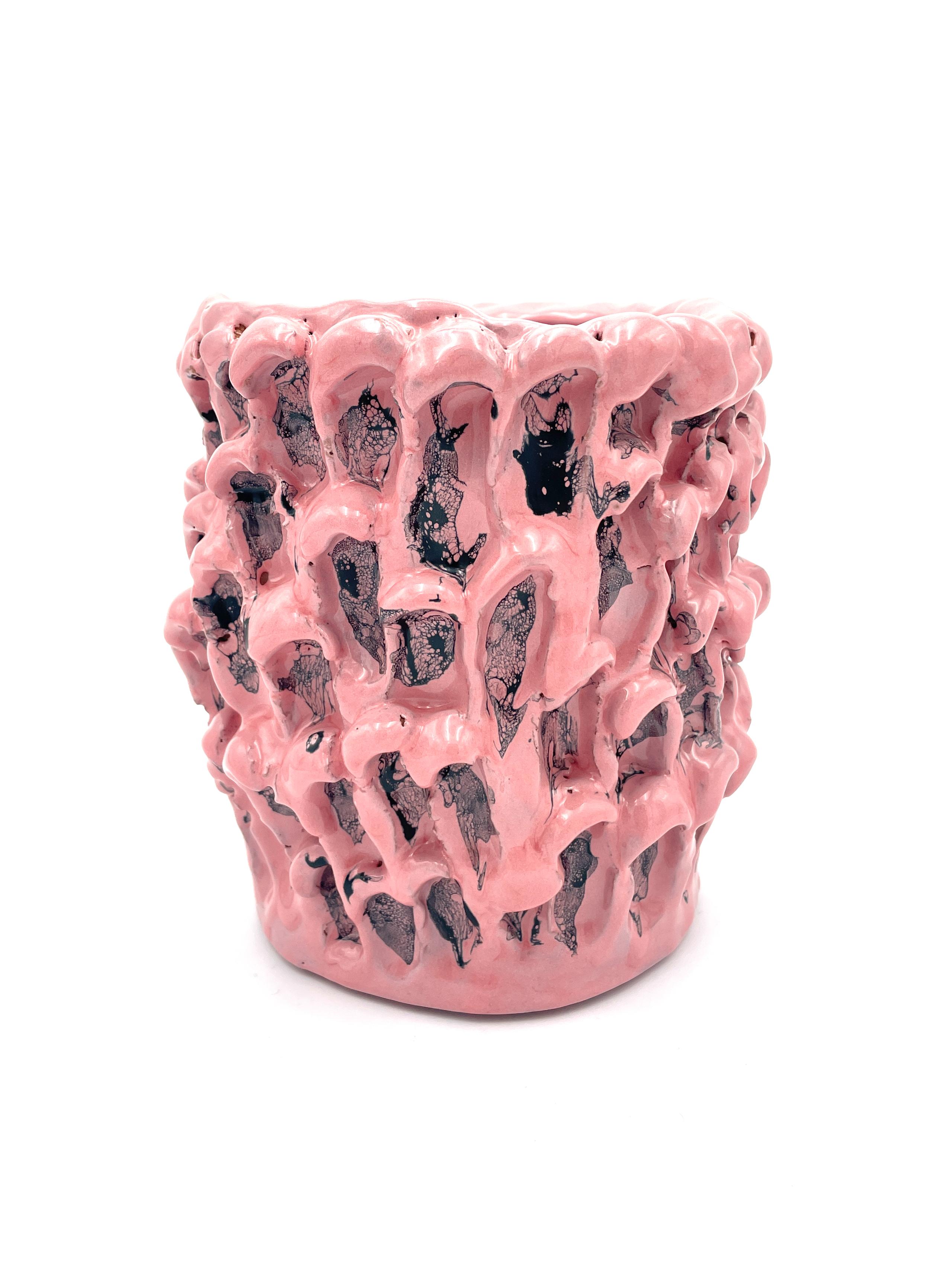 Onda vase in pink and matte black n. 01 / 20 numbered serie
Unique handmade Piece
Glazed earthenware by Daria Dazzan
Earthenware, glazes
Measures: 19 x 20 cm ab.

Handmade earthenware vase by Daria Dazzan, unique piece, numbered.
Daria Dazzan