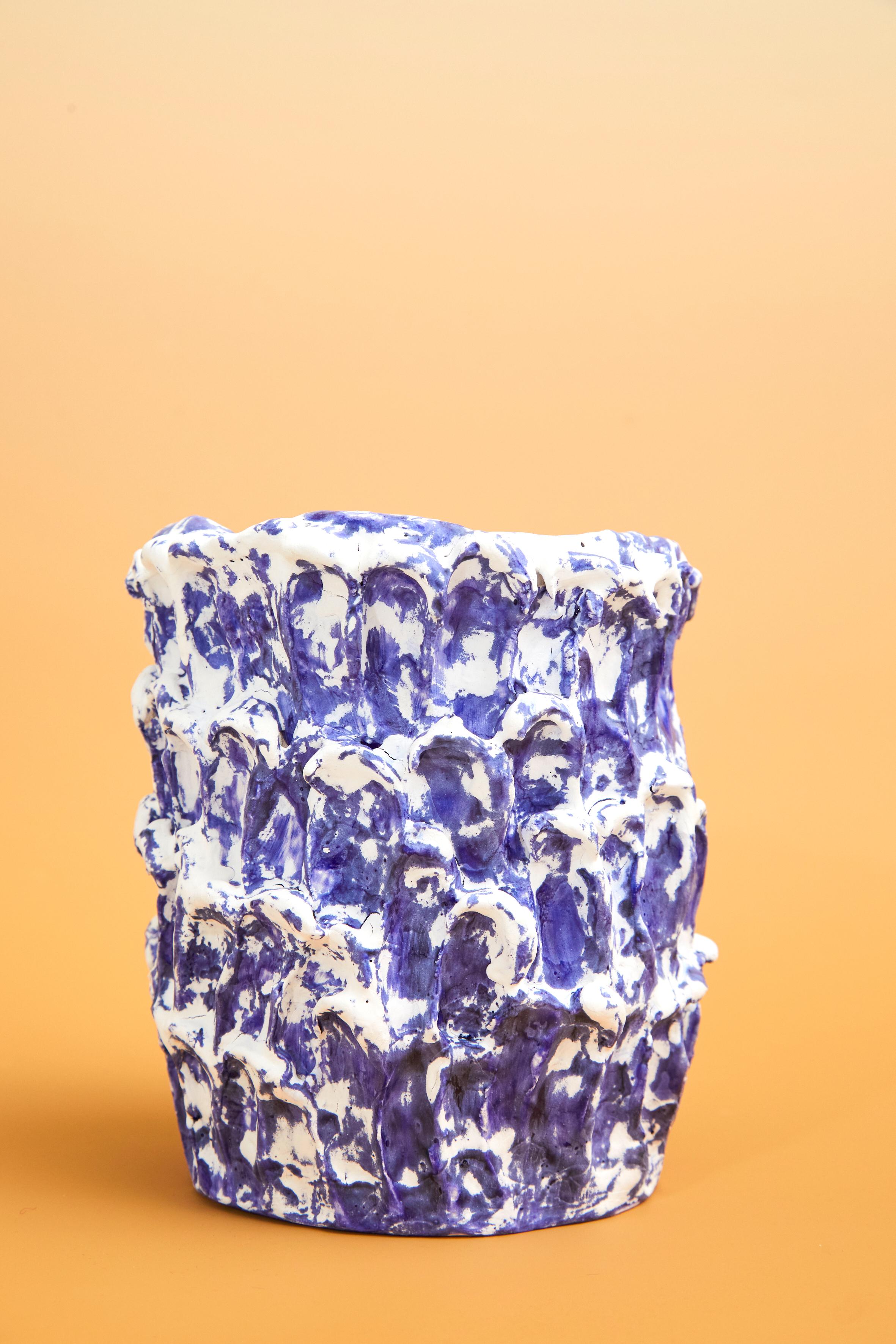 Onda Vase, klein, Izmir Blau und Frost Weiß N. 01 / 20 nummerierte Serie
Einzigartiges handgefertigtes Stück
Glasiertes Steingut von Daria Dazzan
Steingut, Glasuren
16 X 15 cm ab.

Handgefertigte Steingutvase von Daria Dazzan, Einzelstück,