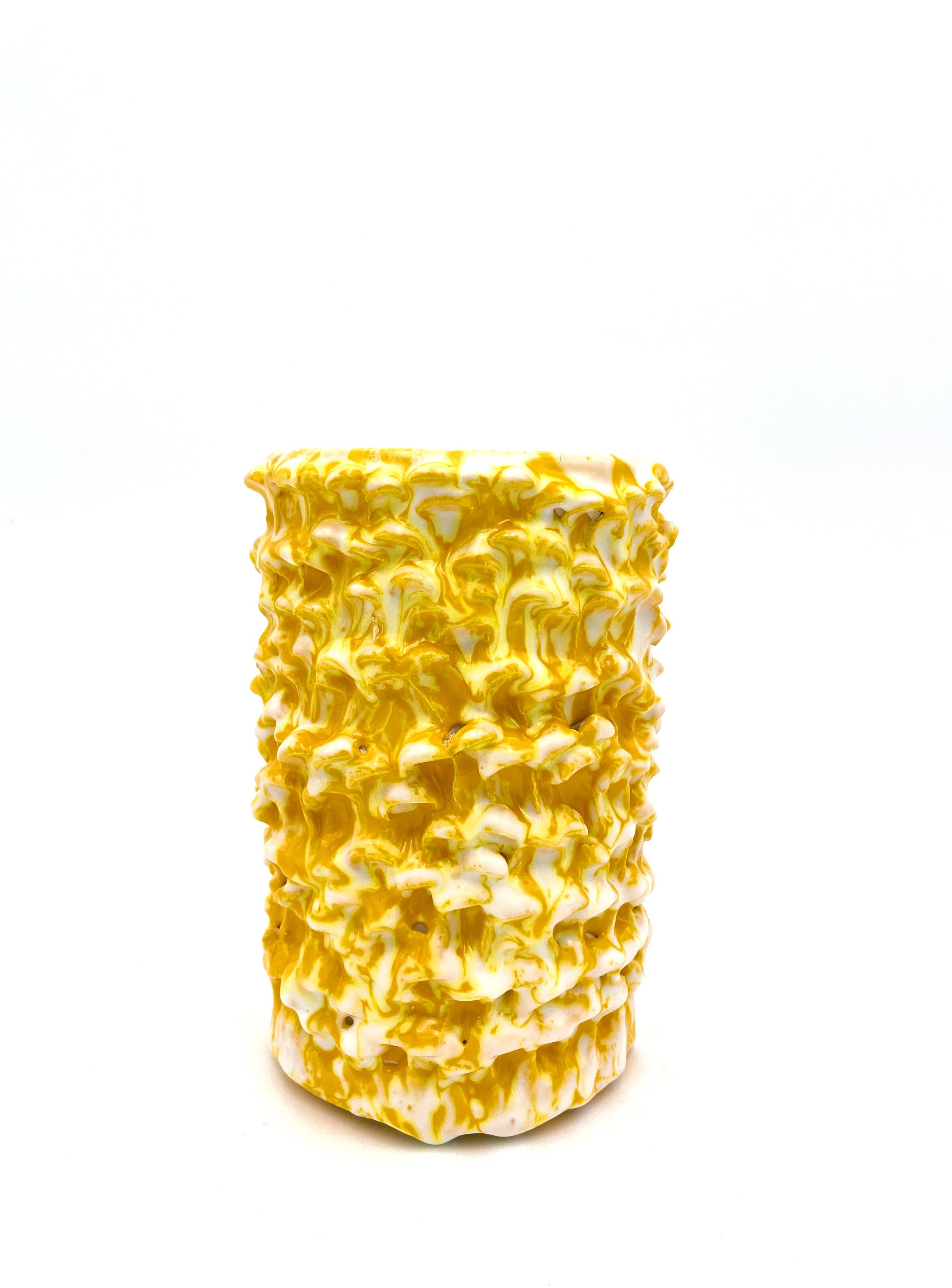 Onda Vase in Sonnenblumengelb und mattem Weiß, klein n. 01 / 20 nummerierte Serie
Einzigartiges handgefertigtes Stück
Glasiertes Steingut von Daria Dazzan
Steingut, Glasuren
17,5 X 13 cm ab.

Handgefertigte Steingutvase von Daria Dazzan,