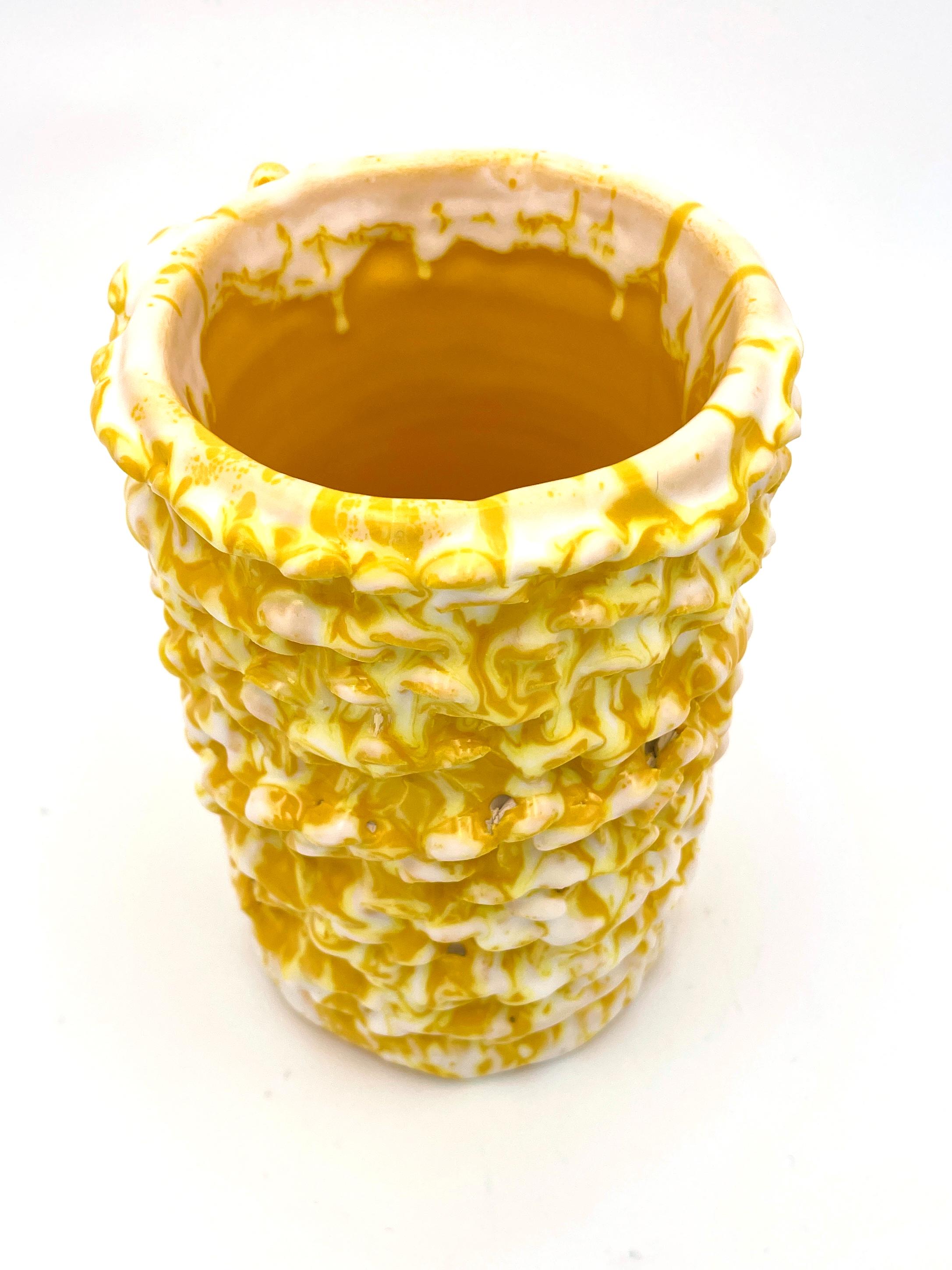 Onda-Vase, klein, Sonnenblumengelb und mattweiß 01 (Organische Moderne) im Angebot