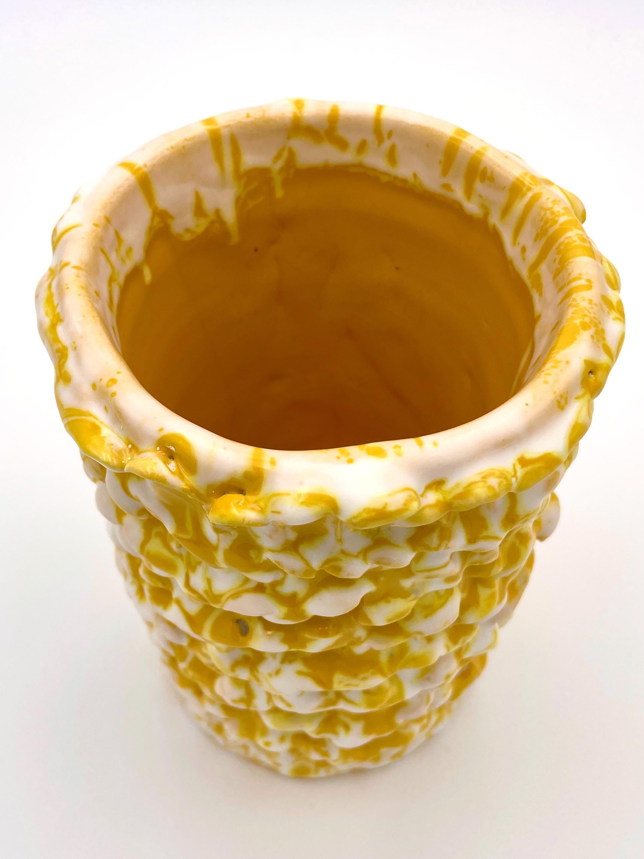 Onda-Vase, klein, Sonnenblumengelb und mattweiß 01 (Glasiert) im Angebot