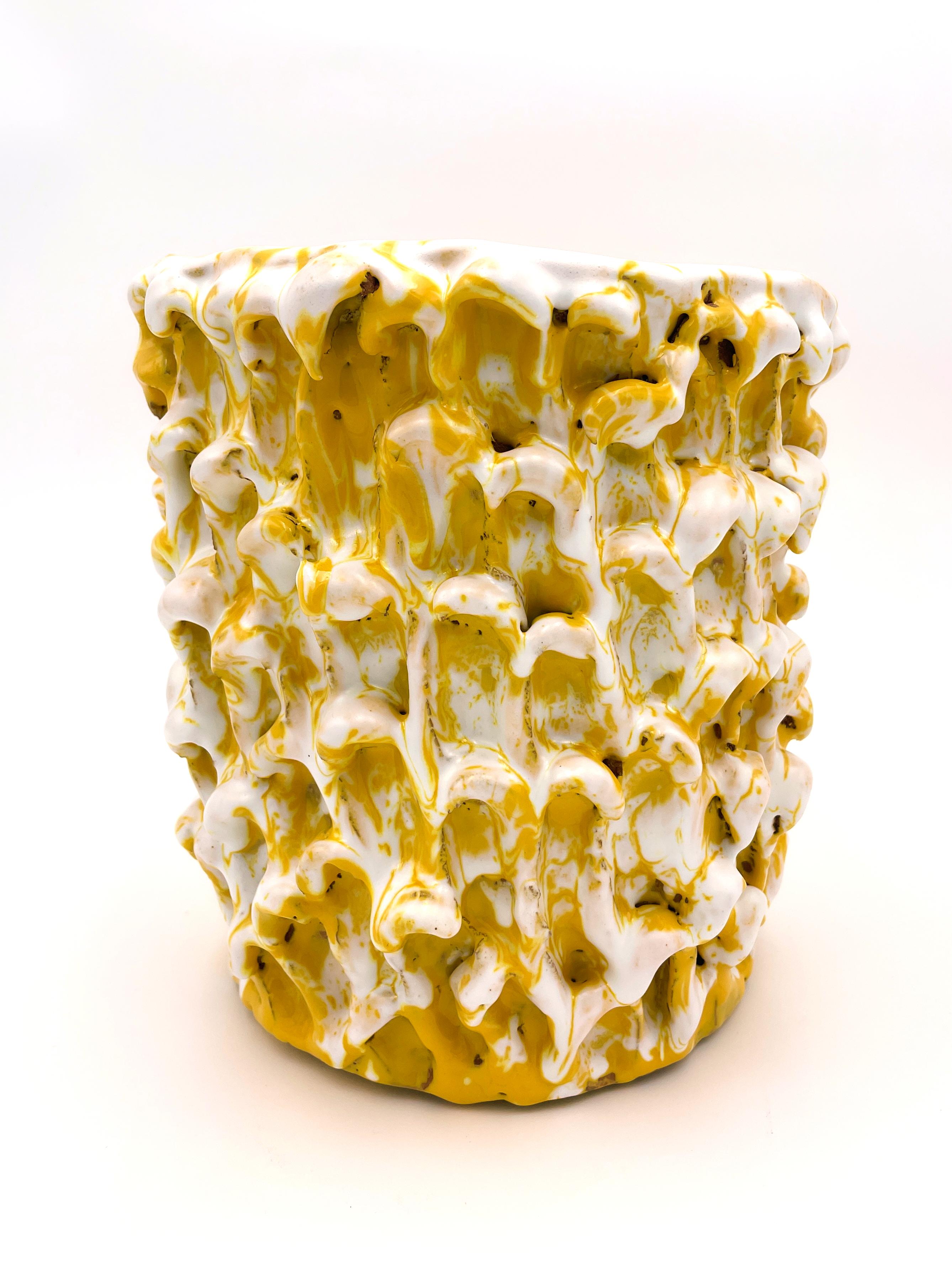 Onda-Vase, Sonnenblumengelb und mattweiß 01 im Zustand „Neu“ im Angebot in Milano, IT