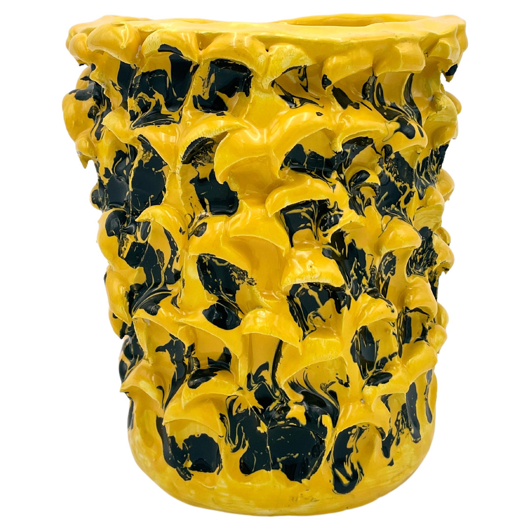 Onda-Vase, Sonnenblumengelb und glänzend schwarz 01