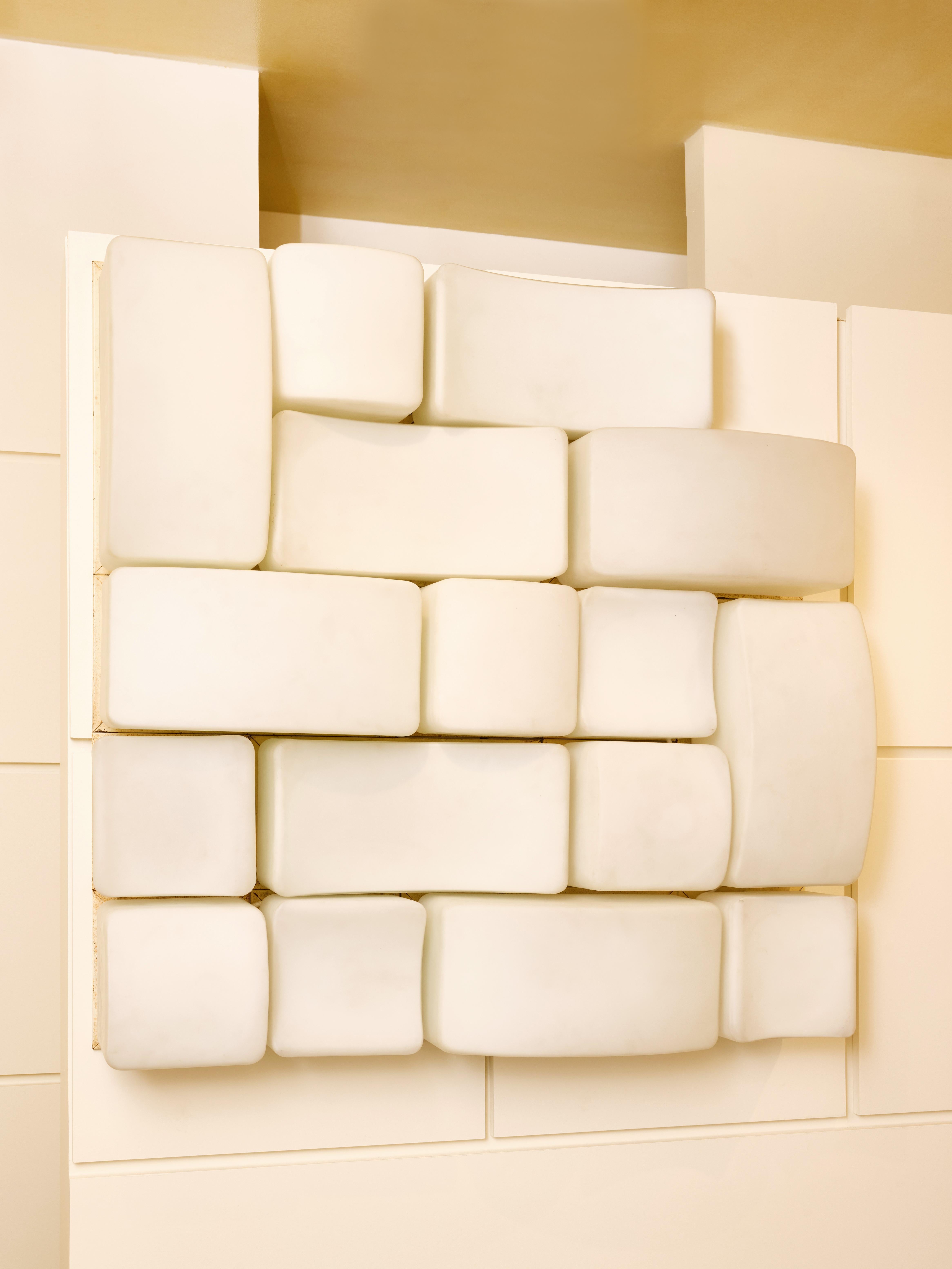 Mid-Century Modern Onda wall sconces by Claude Salocchi in Metal and Opaline Glass For Sale