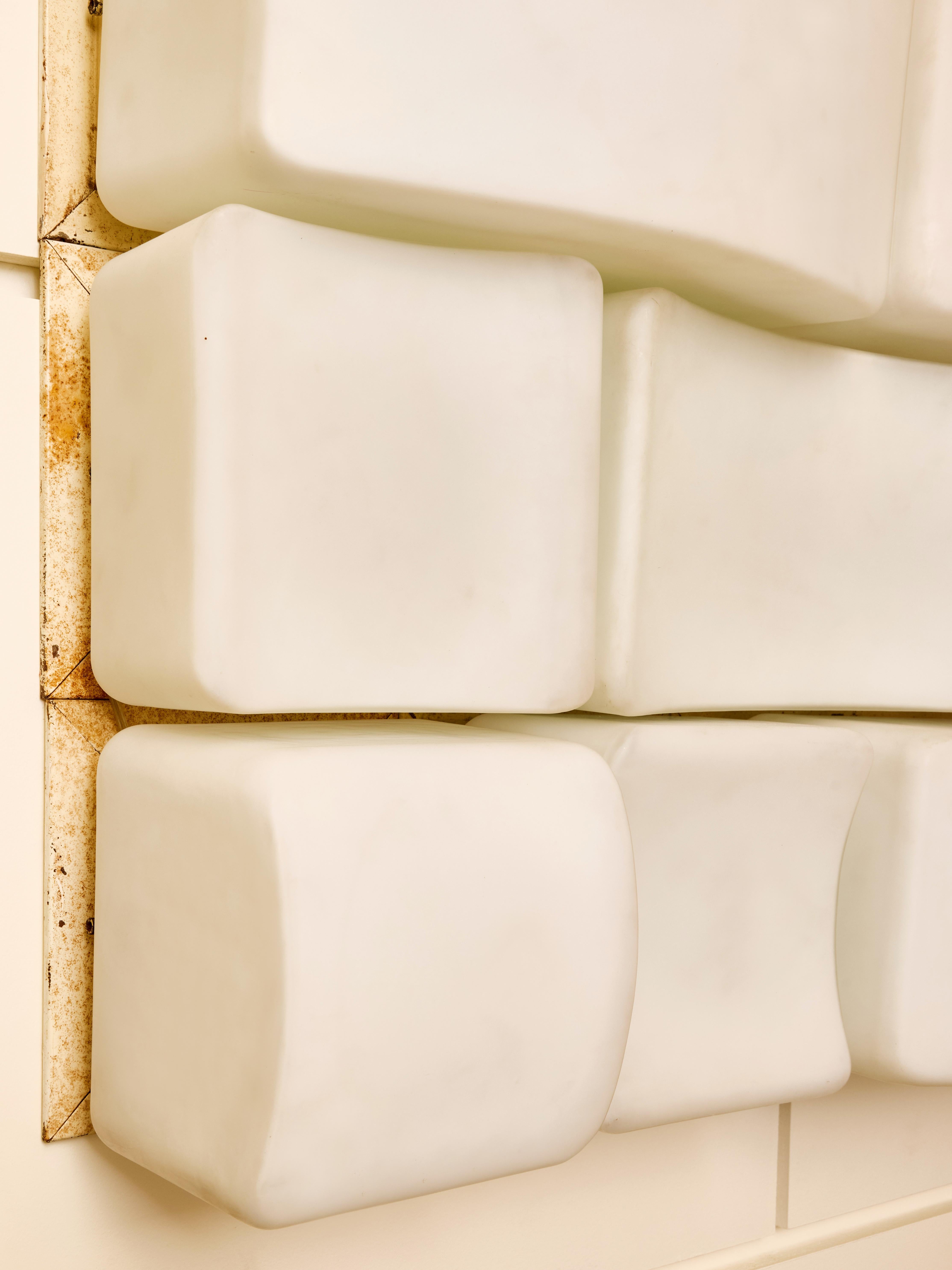 Italian Onda wall sconces by Claude Salocchi in Metal and Opaline Glass For Sale