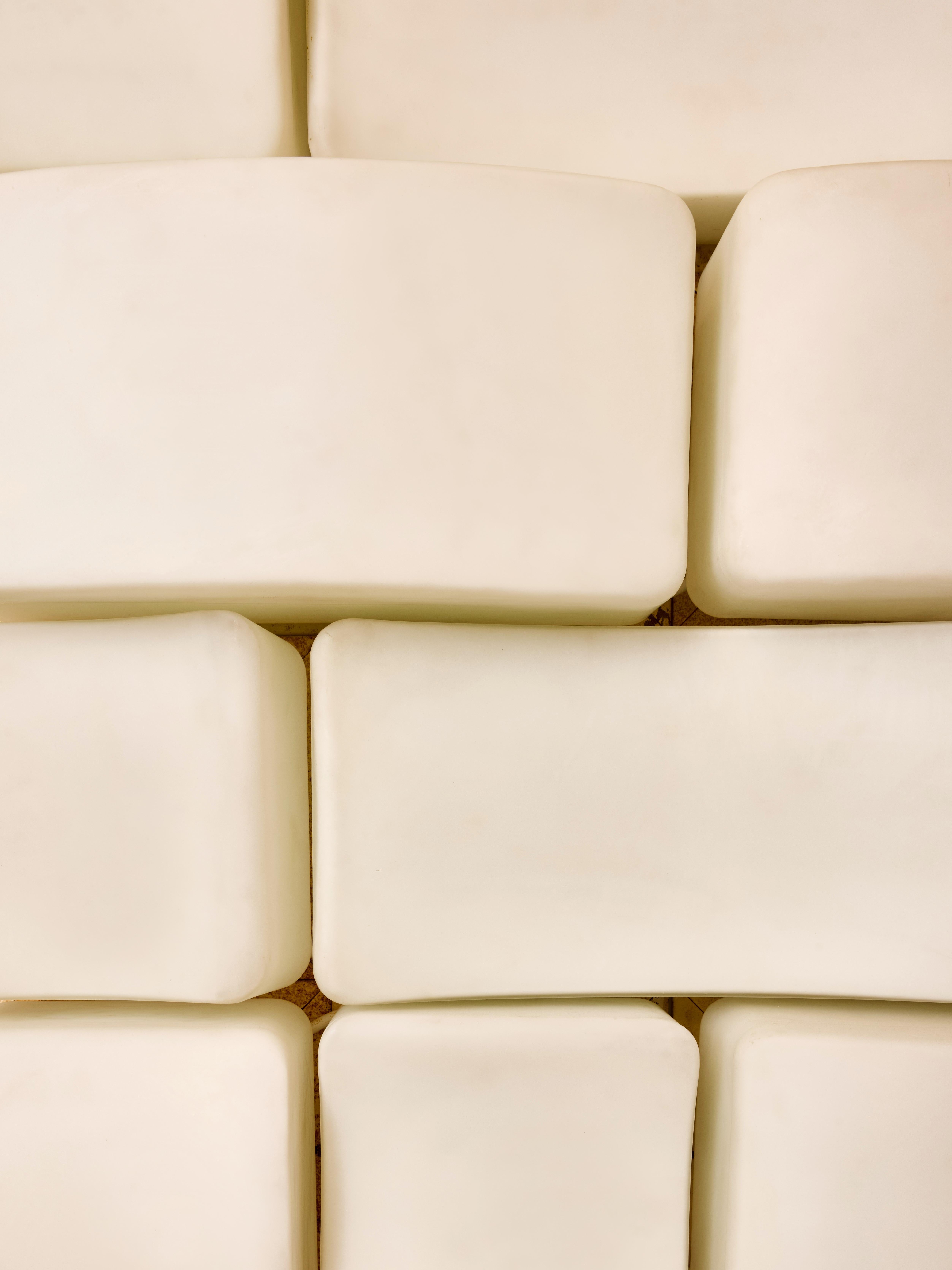 Onda wall sconces by Claude Salocchi in Metal and Opaline Glass In Good Condition For Sale In Saint-Ouen, IDF