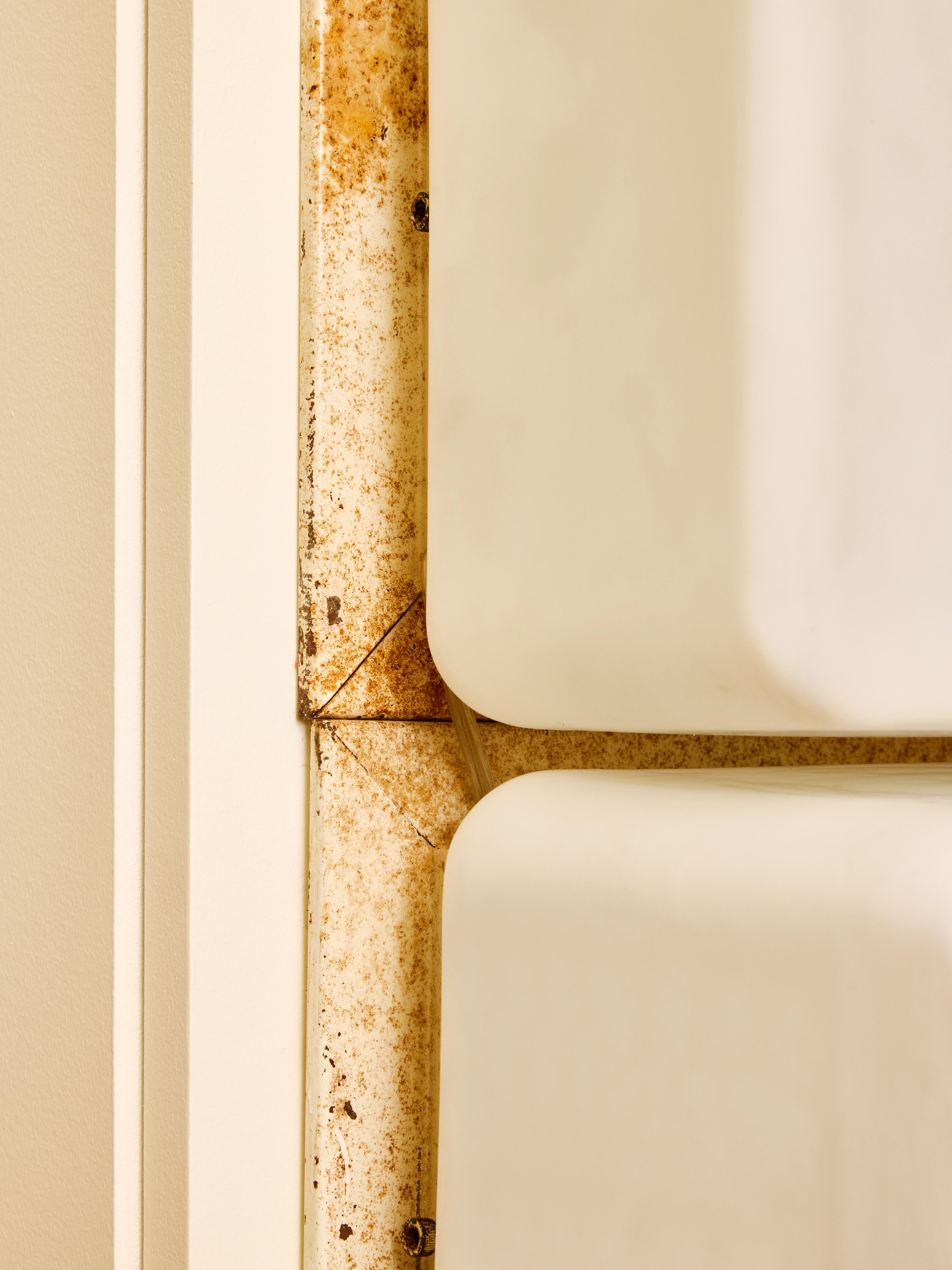 Onda wall sconces by Claude Salocchi in Metal and Opaline Glass For Sale 3