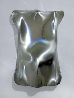 Specchio scultoreo Ondara in vetro rivestito d'argento di Dace Sūna