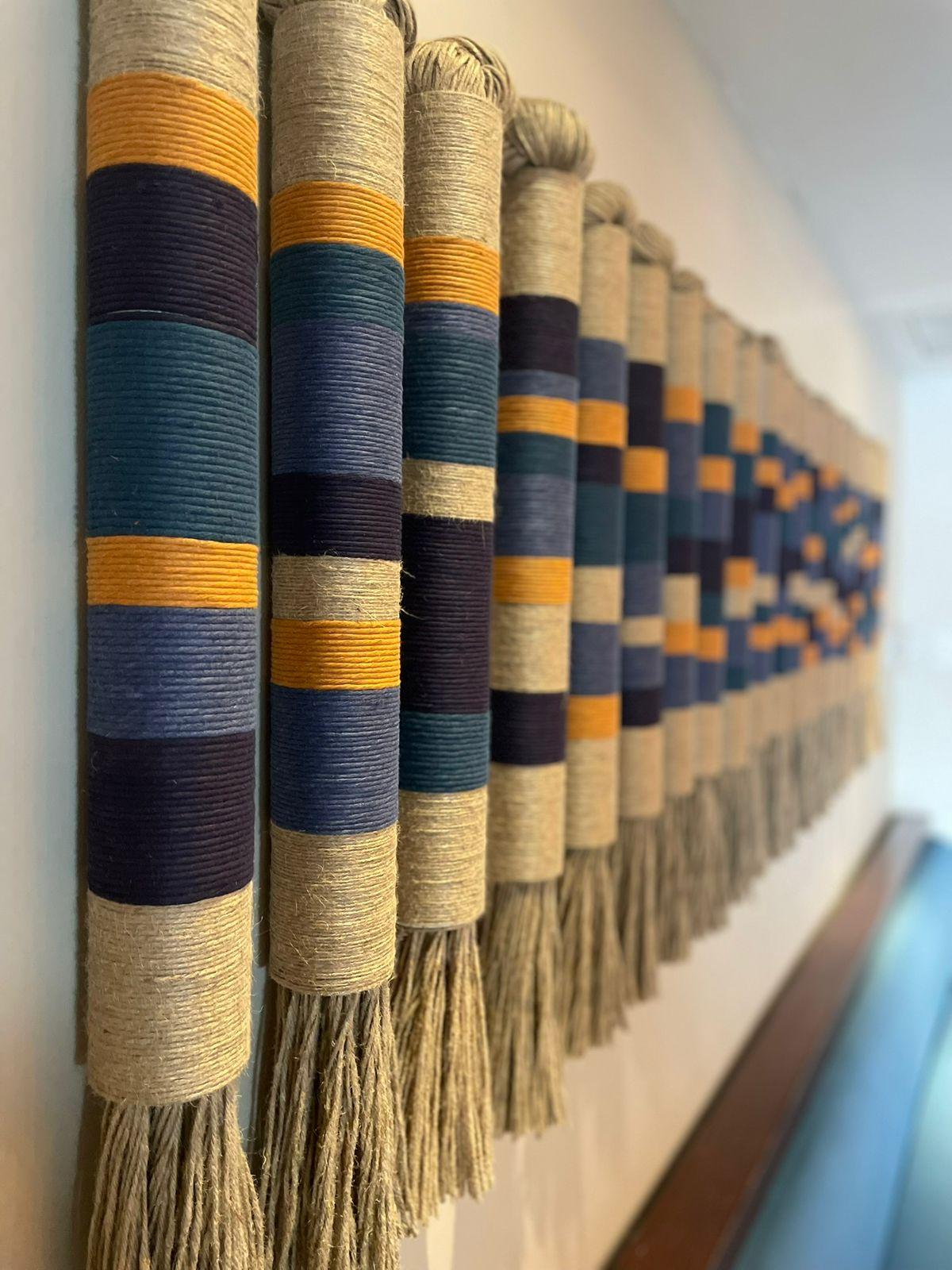 Ondas de Yute - Handgeflochtene Wandskulptur aus Fässern (Moderne der Mitte des Jahrhunderts) im Angebot