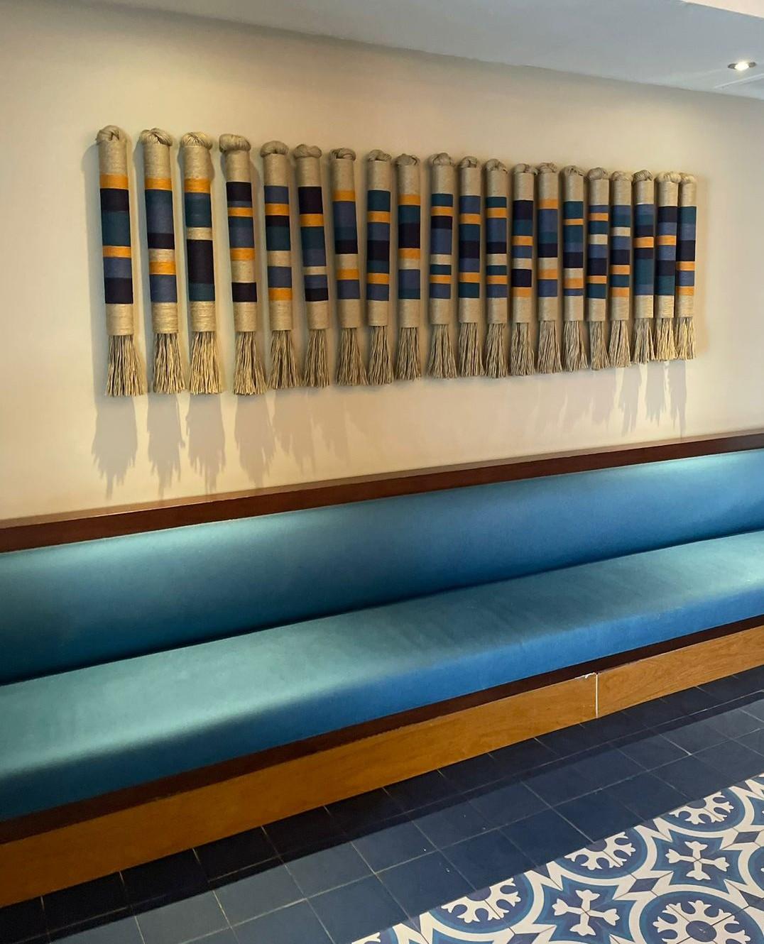 Ondas de Yute - Handgeflochtene Wandskulptur aus Fässern (Mexikanisch) im Angebot