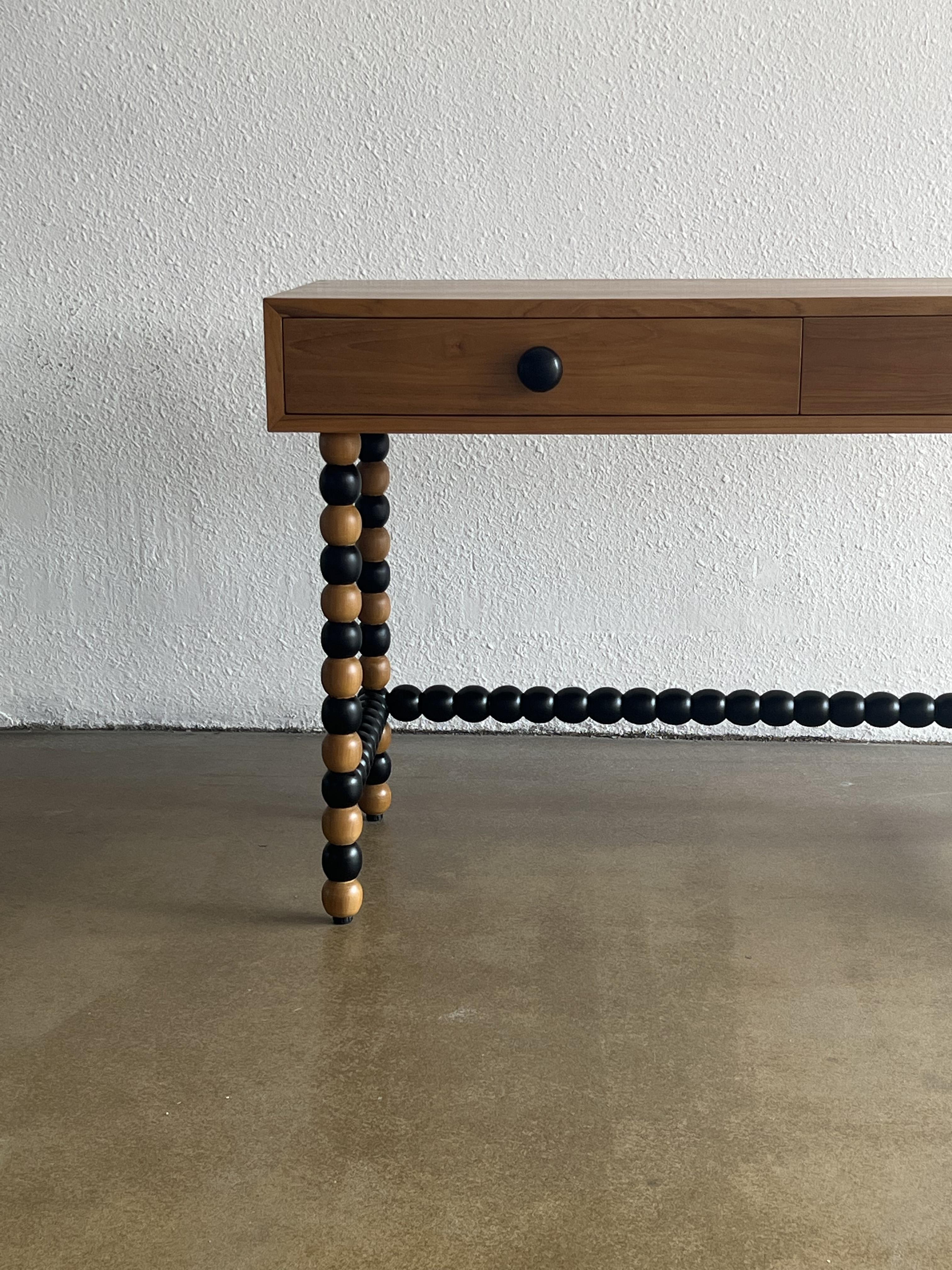 Mordenzato Scrivania Onde in teak massiccio in vendita
