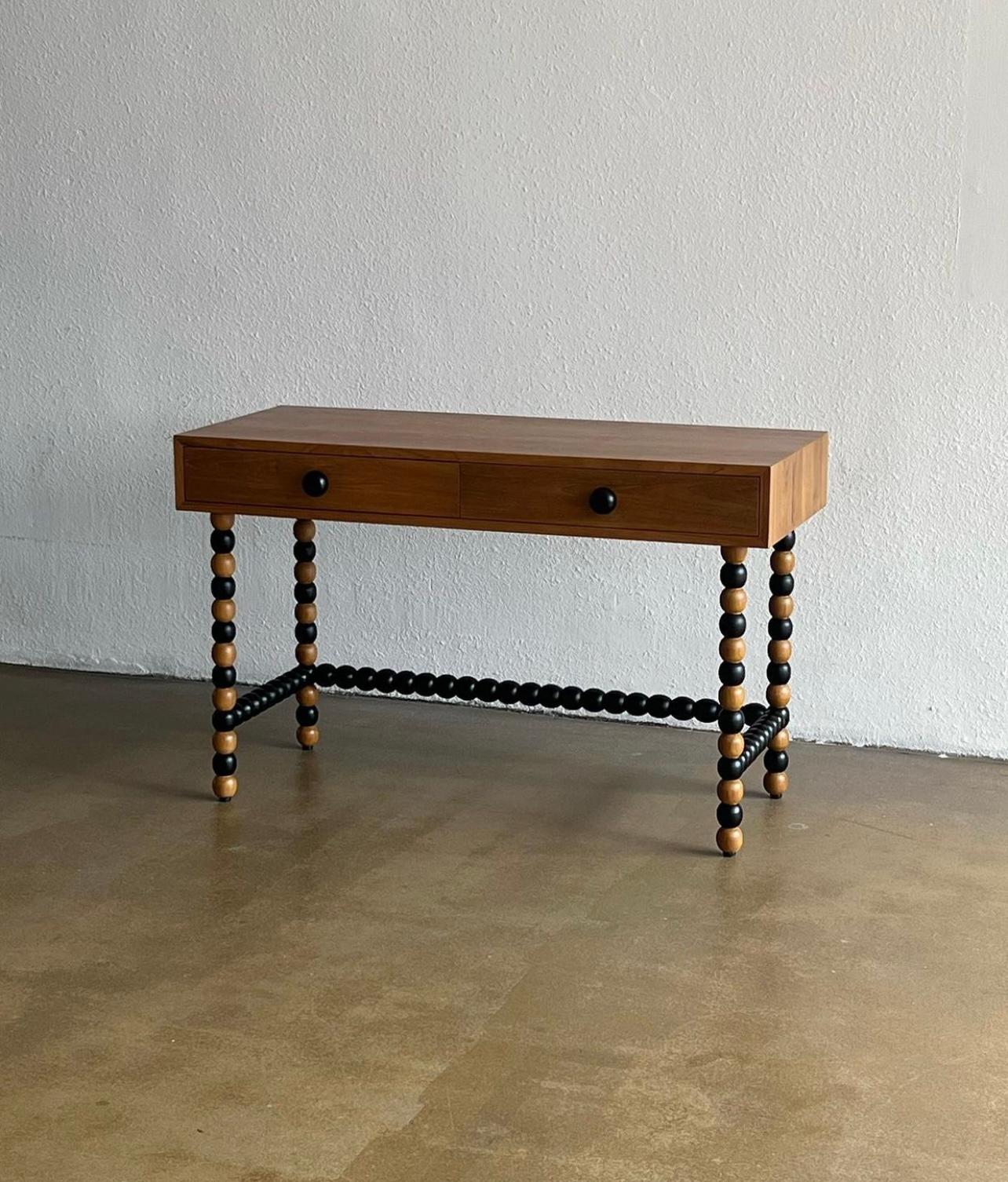 Table Onde de Studio Kallang
Dimensions : L 120 x D 50 x H 75 cm
Matériaux : Teck massif.

LE STUDIO KALLANG EST UN PROJET BASÉ À SINGAPOUR ET À SEATTLE QUI SE CONCENTRE SUR LES OBJETS CONÇUS PAR FAEZAH SHAHARUDDIN.
SONT DES EXPLORATIONS LUDIQUES DE