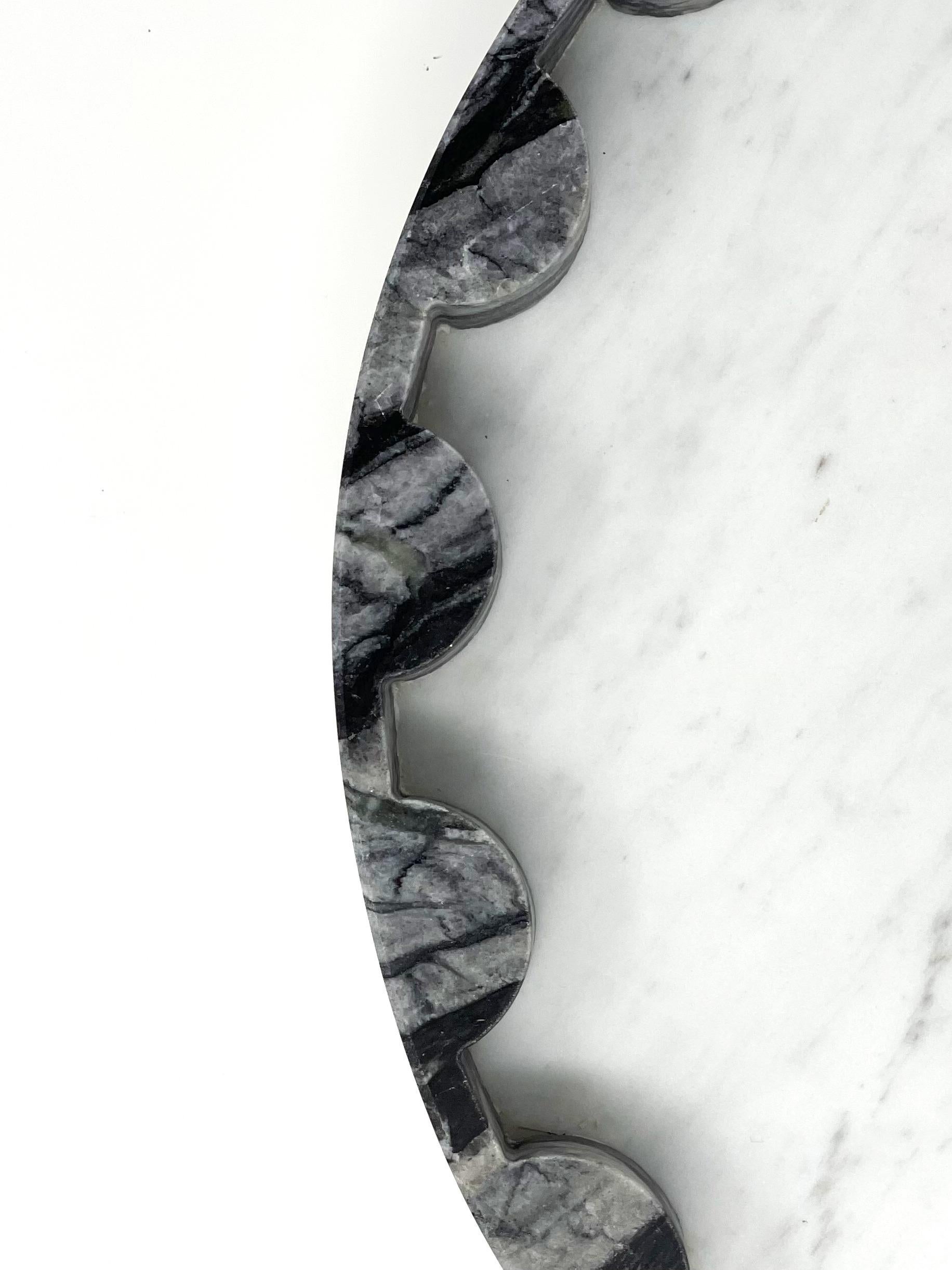 „Waves“, Tablett aus Carrara-Marmor des 21. Jahrhunderts (Moderne) im Angebot