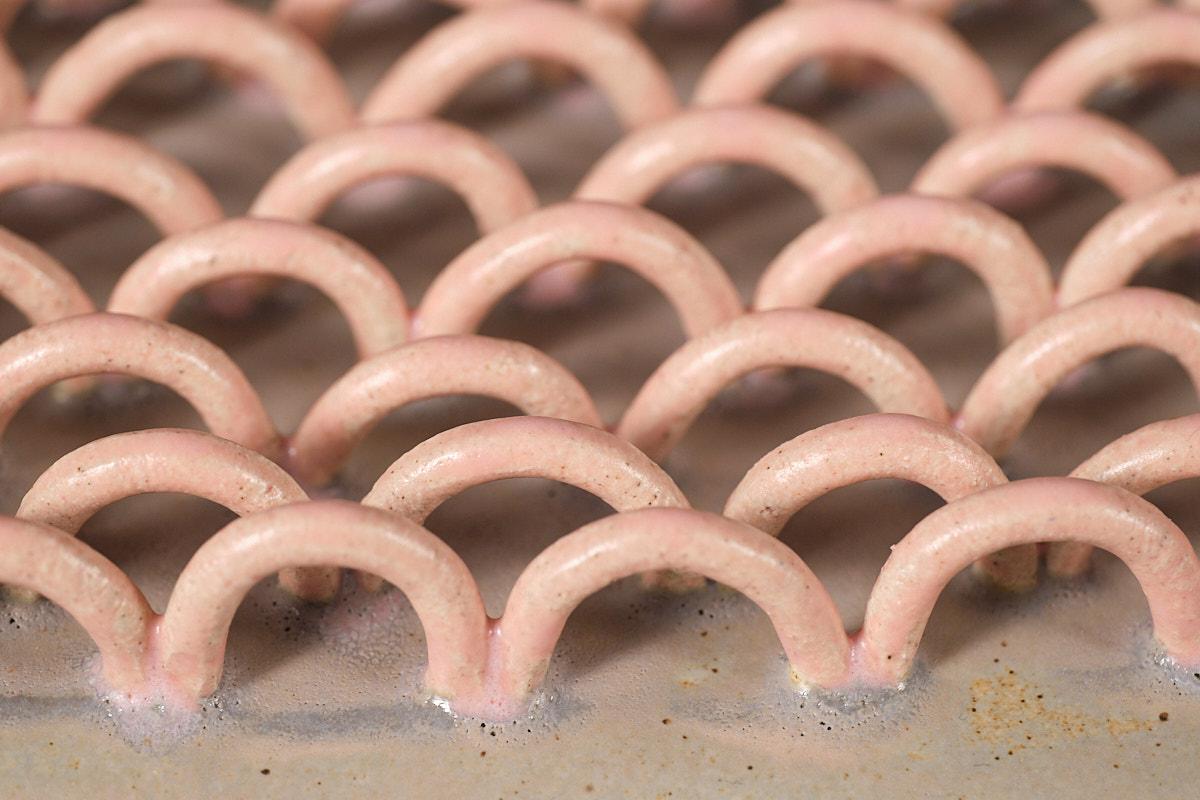 Céramique Ondes n° 2 de Rosa Cortiella, objet décoratif en argile brute en vente