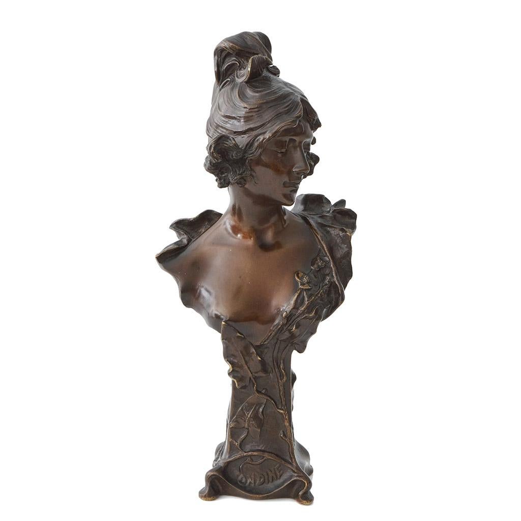 Ondine', buste en bronze d'une jeune femme par Henri Jacobs (1864-1935). Excellentes caractéristiques et état d'origine. Signé 'H Jacobs au dos' avec le titre 'Ondine' sur le devant de la base.

Dimensions : H 35cm L 15cm P 9cm

Origine :
