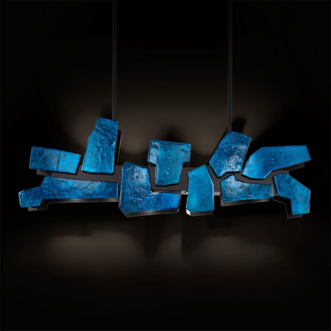 Sospensione Ondral Blue con struttura in legno e metallo opaco 
finitura laccata. Struttura ornata su ogni lato con vetro cotto 
parti in due strati, tutte verniciate in blu e argentate in medio antico. 
finitura, parti in vetro cotto con bordi