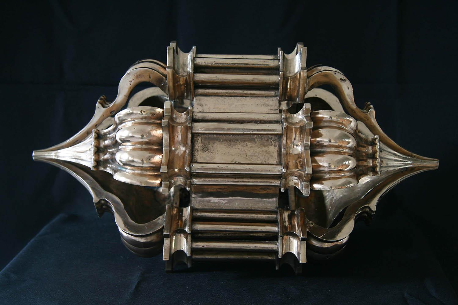 Barok by Ondřej Oliva - Sculpture figurative en bronze, forme mystérieuse, dorée en vente 1